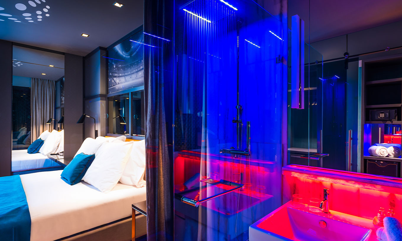 La chambre CR7 Superior du Pestana CR7 Lisboa a un lit double et une douche avec lumières LED