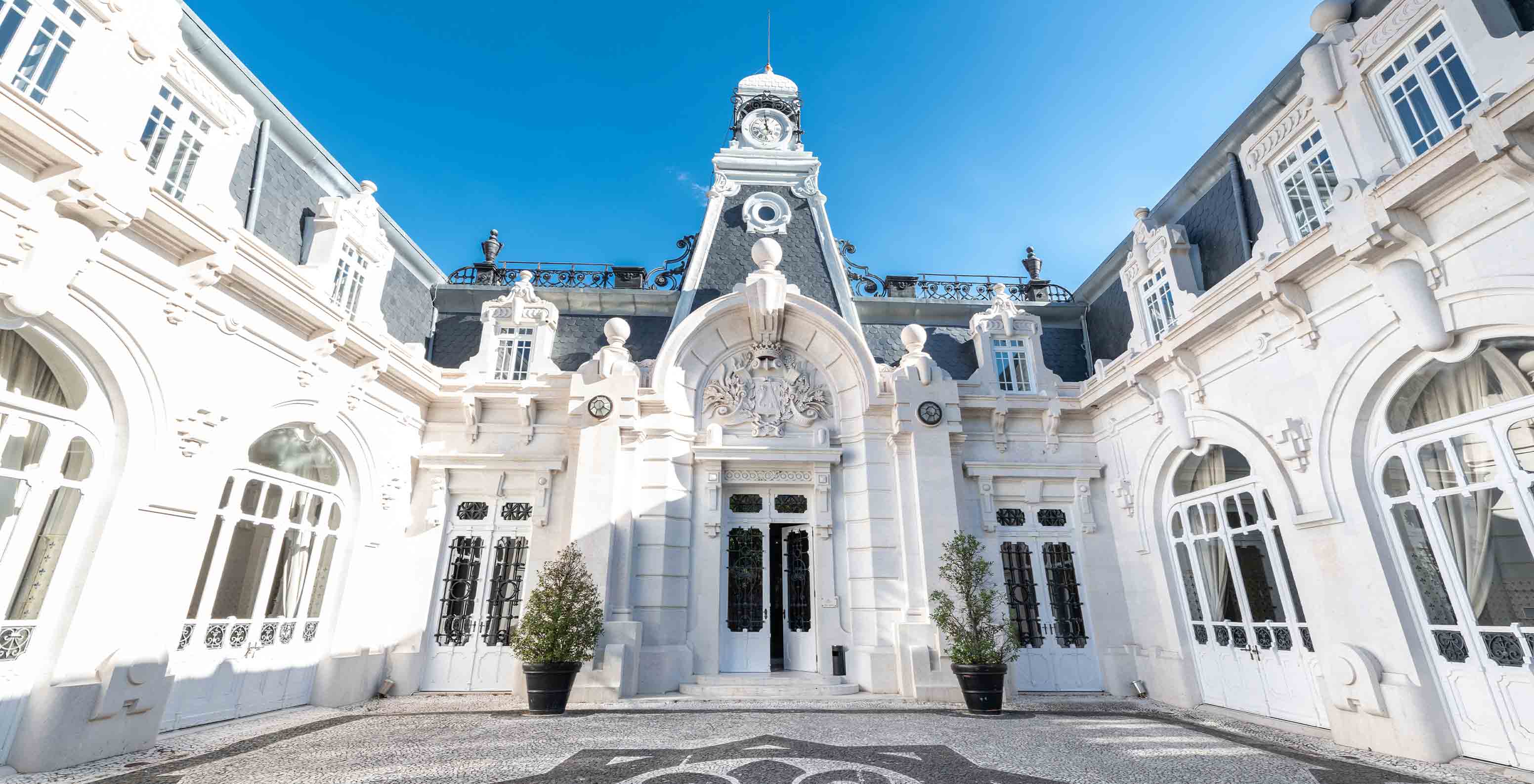 Cour des Écuries du Pestana Palace Lisboa, espace extérieur avec architecture historique et ambiance élégante	