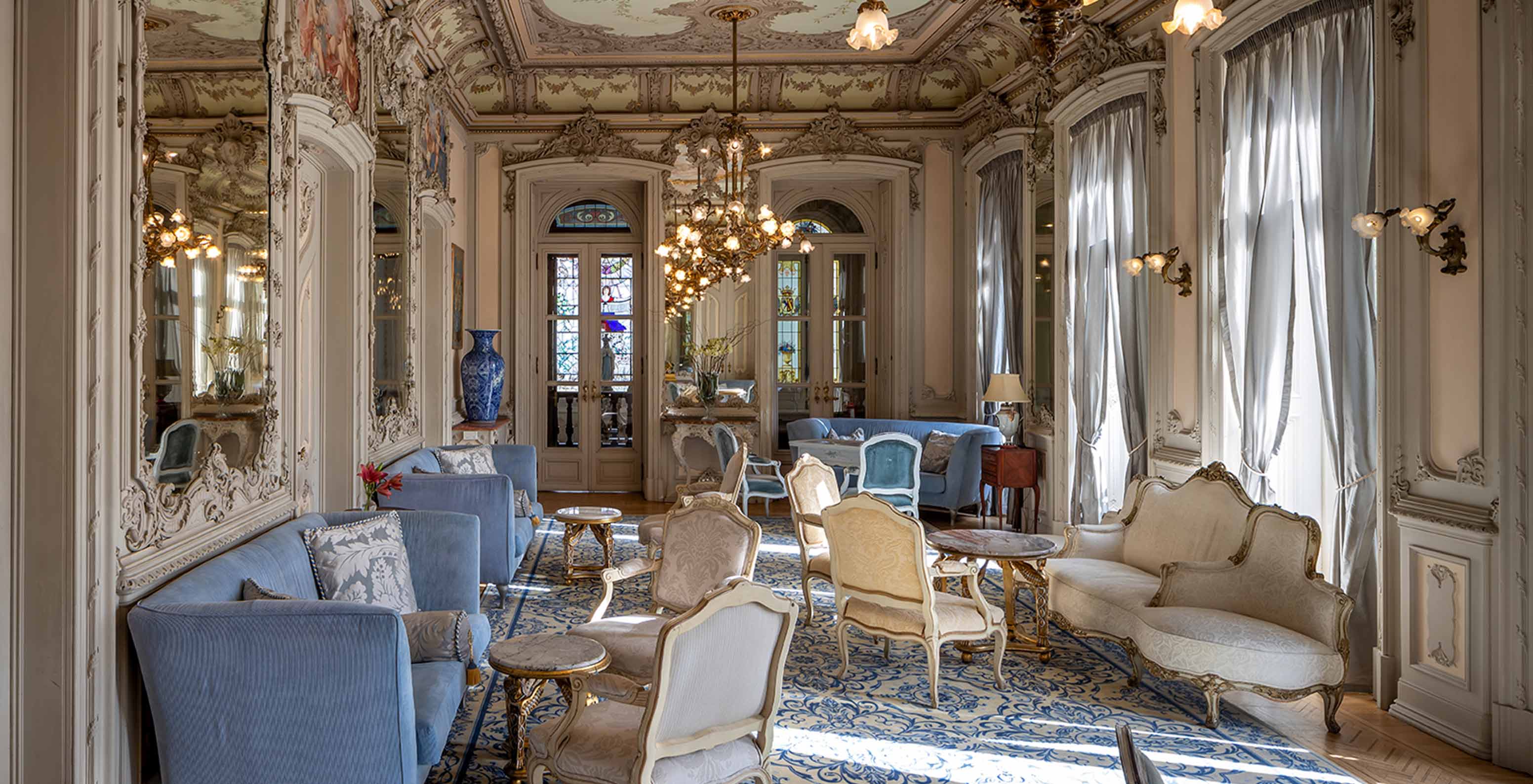 Salle Luís XVI du Palace Lisboa, hôtel dans un palais avec piscines et spa, spacieuse et mobilier élégant