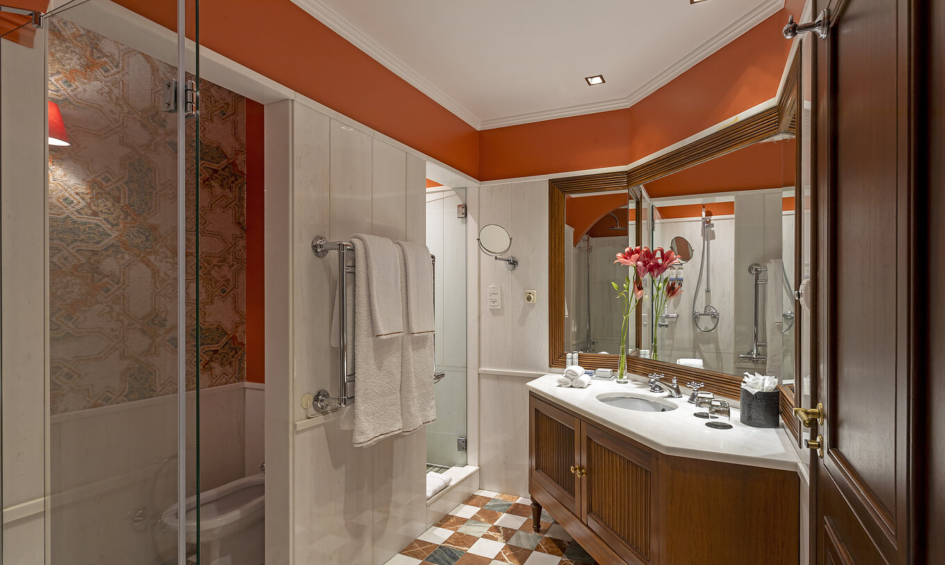 La Suite du Pestana Palace Lisboa a une salle de bain avec douche, baignoire, toilettes, bidet et grand lavabo avec miroir