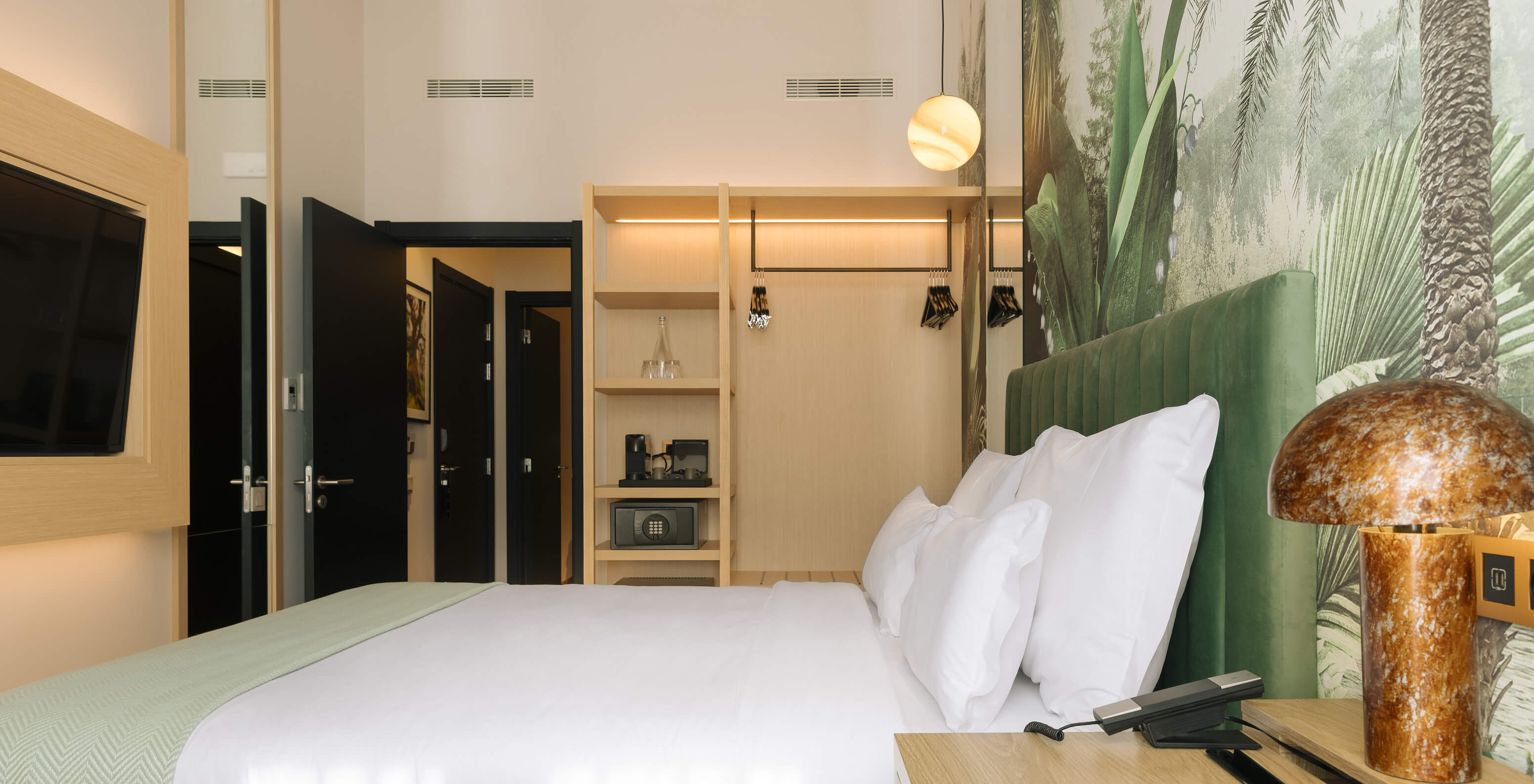 La suite familiale du Pestana Rua Augusta Lisboa a un lit double, une télévision et une fenêtre avec rideaux