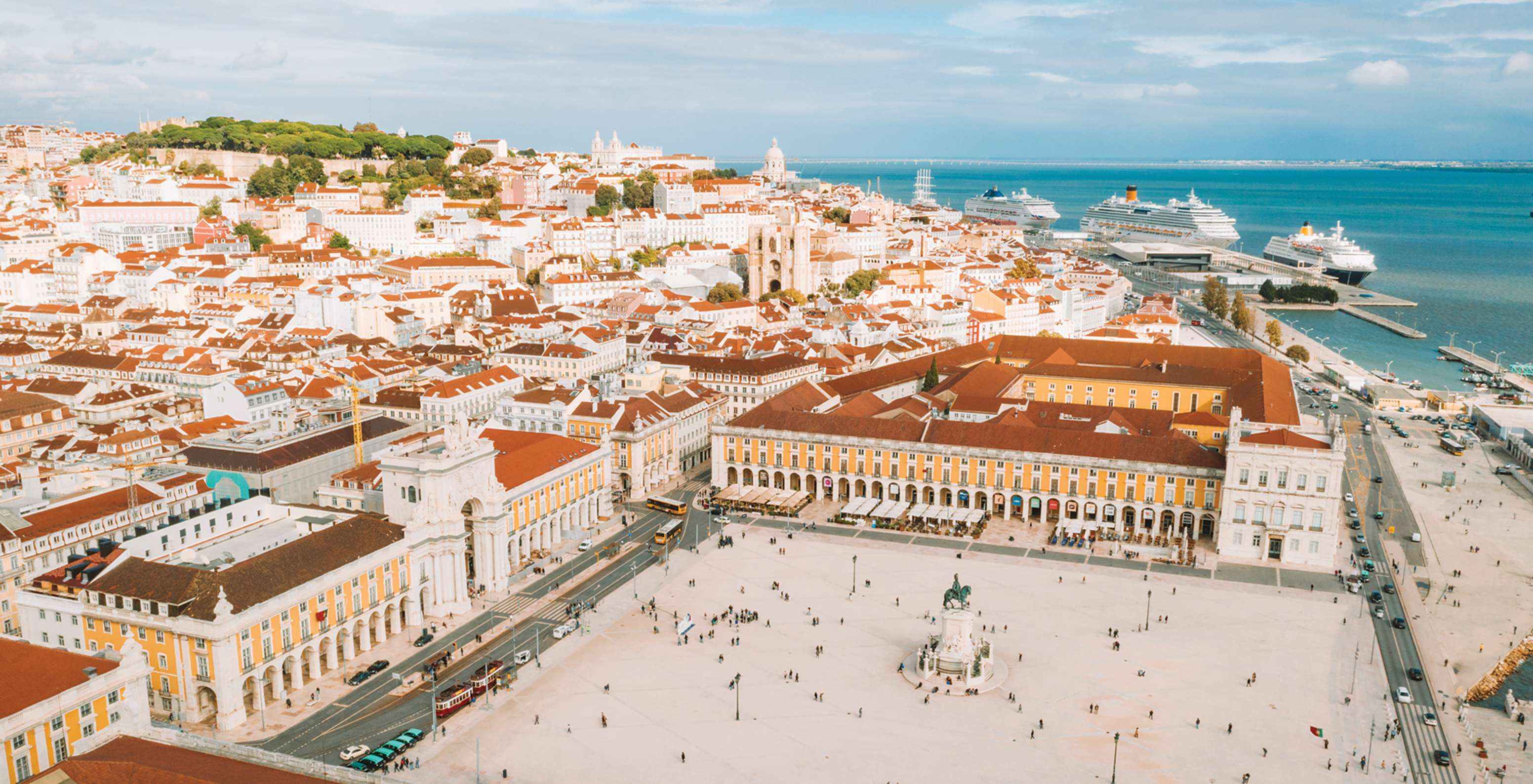 Vue panoramique de la Baixa de Lisbonne, avec le Terreiro do Paço, l'Arc de la Rue Augusta et le fleuve Tage