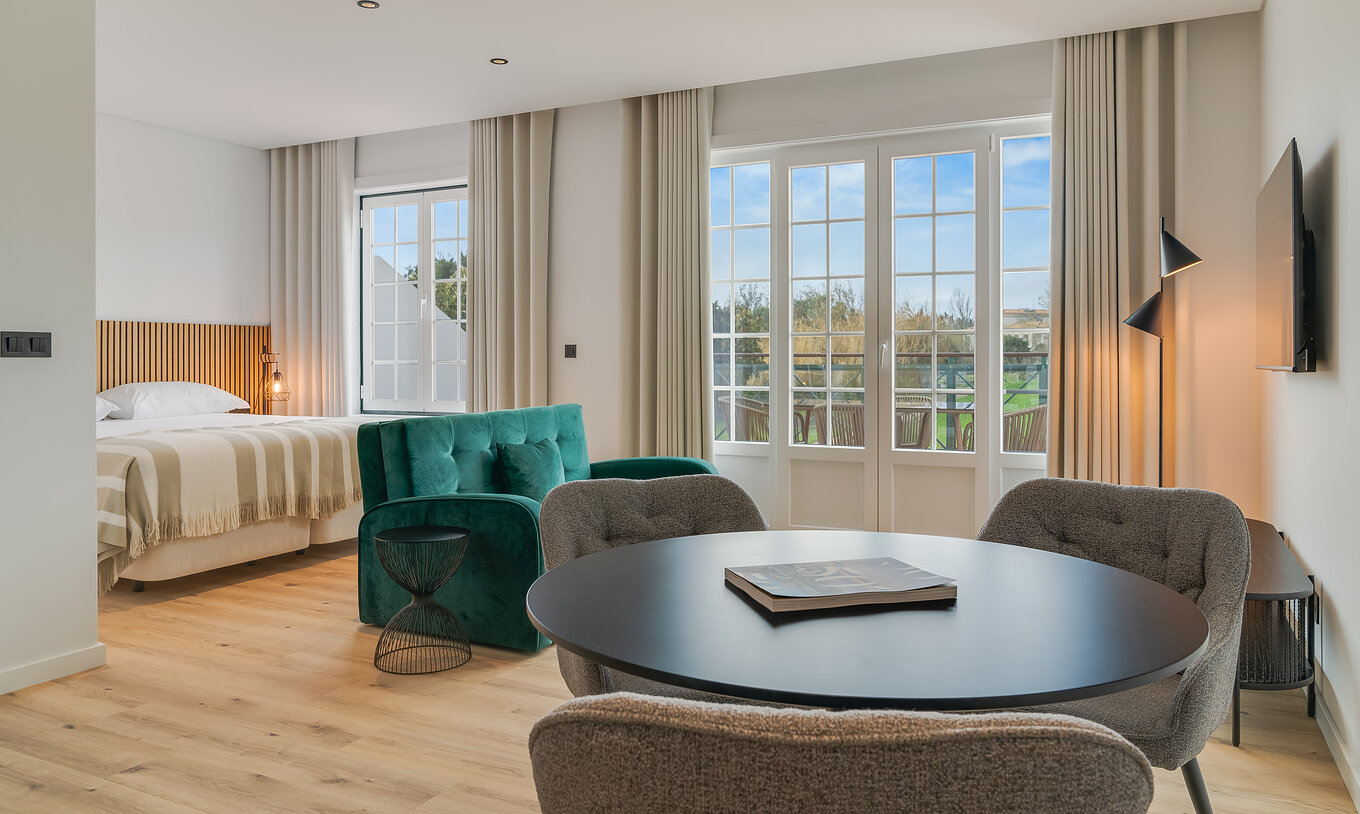 Le Famille avec Balcon - Clubhouse du Pestana Sintra Golf a une table pour repas et deux fenêtres avec accès au balcon
