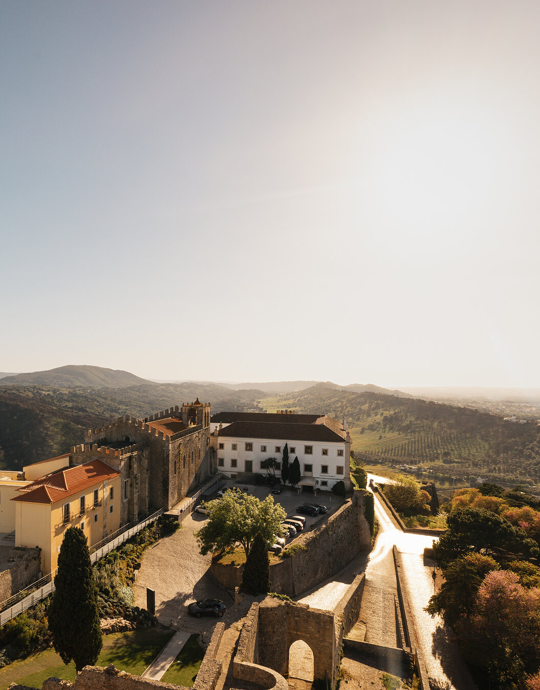 Vue panoramique de la Pousada Castelo Palmela, un hôtel avec vue sur la Serra da Arrábida, avec un château fortifié