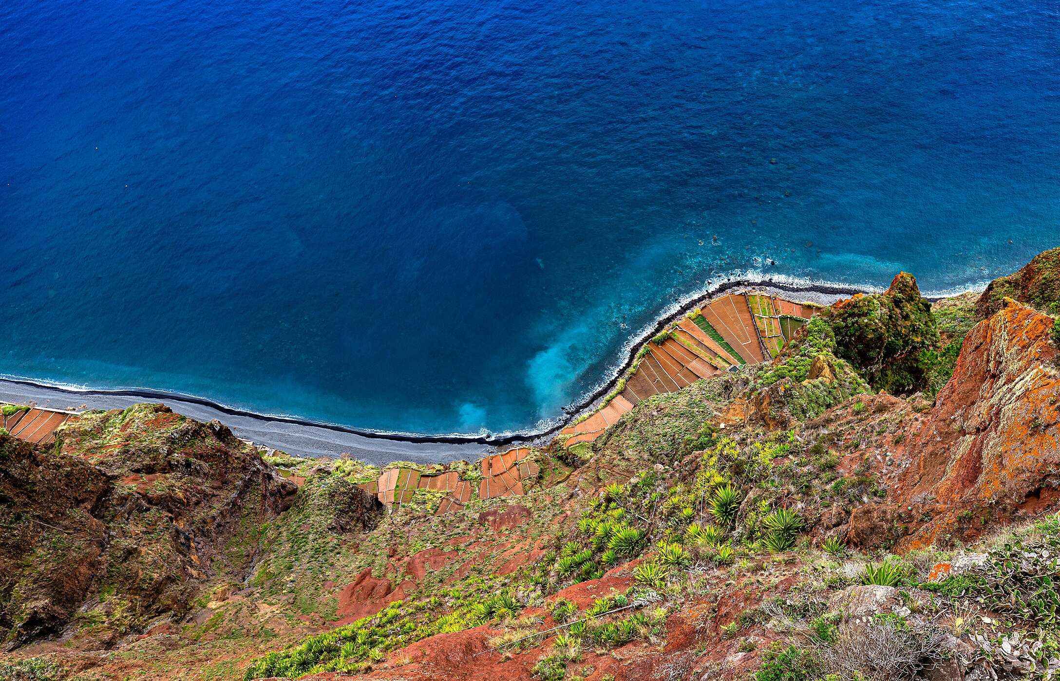Vue du belvédère de Cabo Girão où l'on peut voir la ligne de l'océan bleu et la falaise