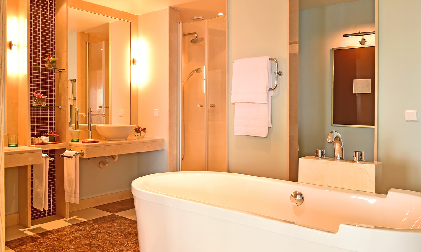 La Junior Suite Supérieure du Pestana Carlton Madeira a une salle de bain avec baignoire, lavabo et éléments de décoration