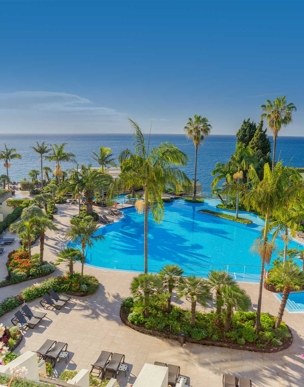 Vue extérieure de la piscine et du bâtiment du Pestana Carlton, un hôtel au centre de Funchal face à la mer