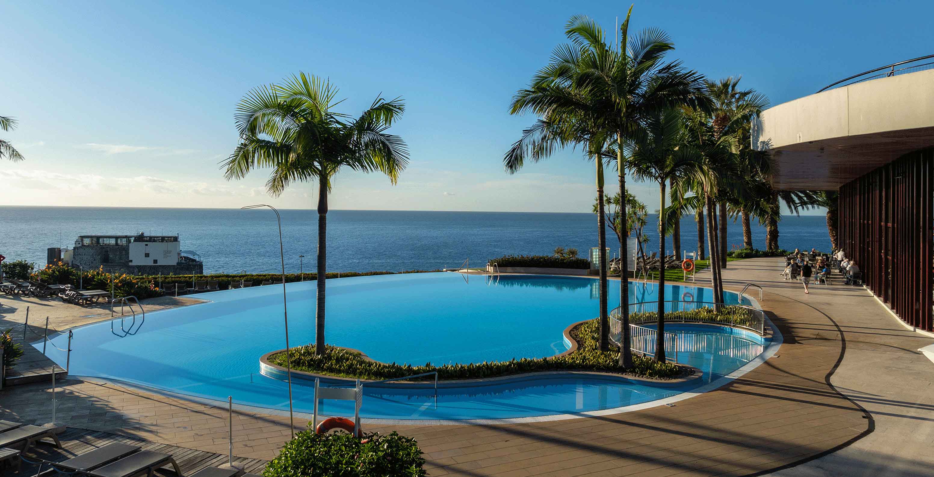 Piscine extérieure avec vue sur la mer au Pestana Casino Park, hôtel à Funchal en bord de mer, avec spa et piscine