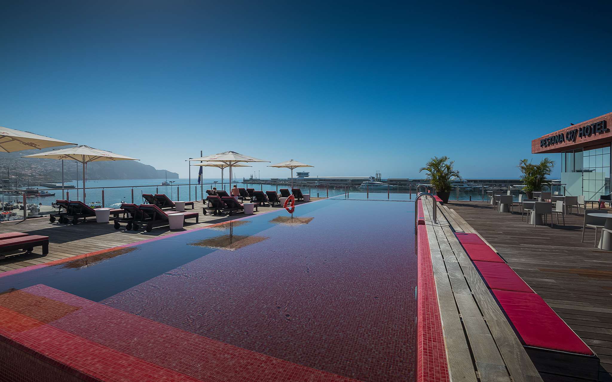 Vue de la piscine rose vers la mer, dans l'hôtel de Cristiano Ronaldo, au centre de Funchal