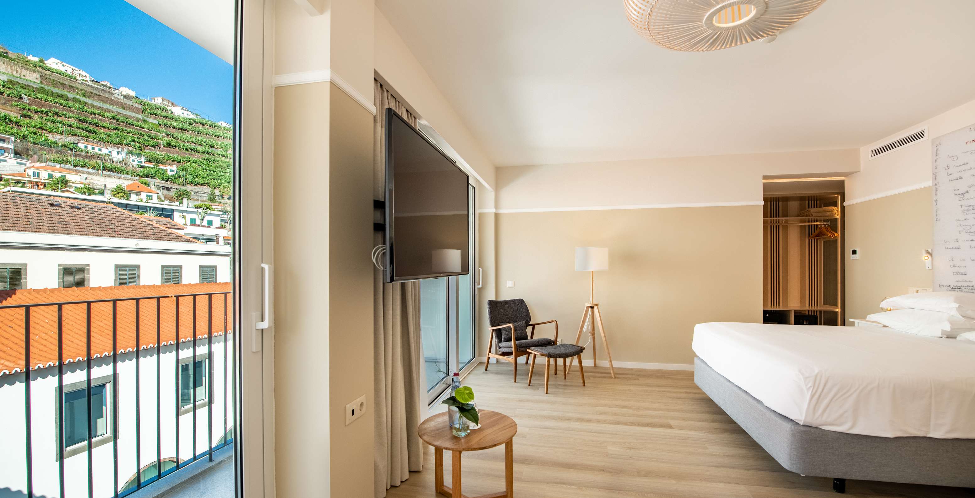 La chambre Supérieure Familiale du Pestana Fisherman Village a un espace spacieux et un grand balcon avec vue sur la ville