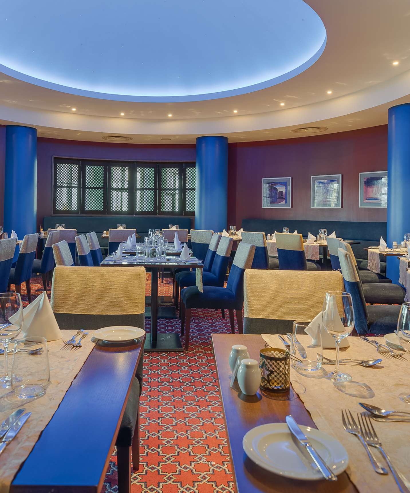 Pestana Grand, hôtel avec spa et piscine, face à la mer, a un restaurant spacieux avec tables et chaises