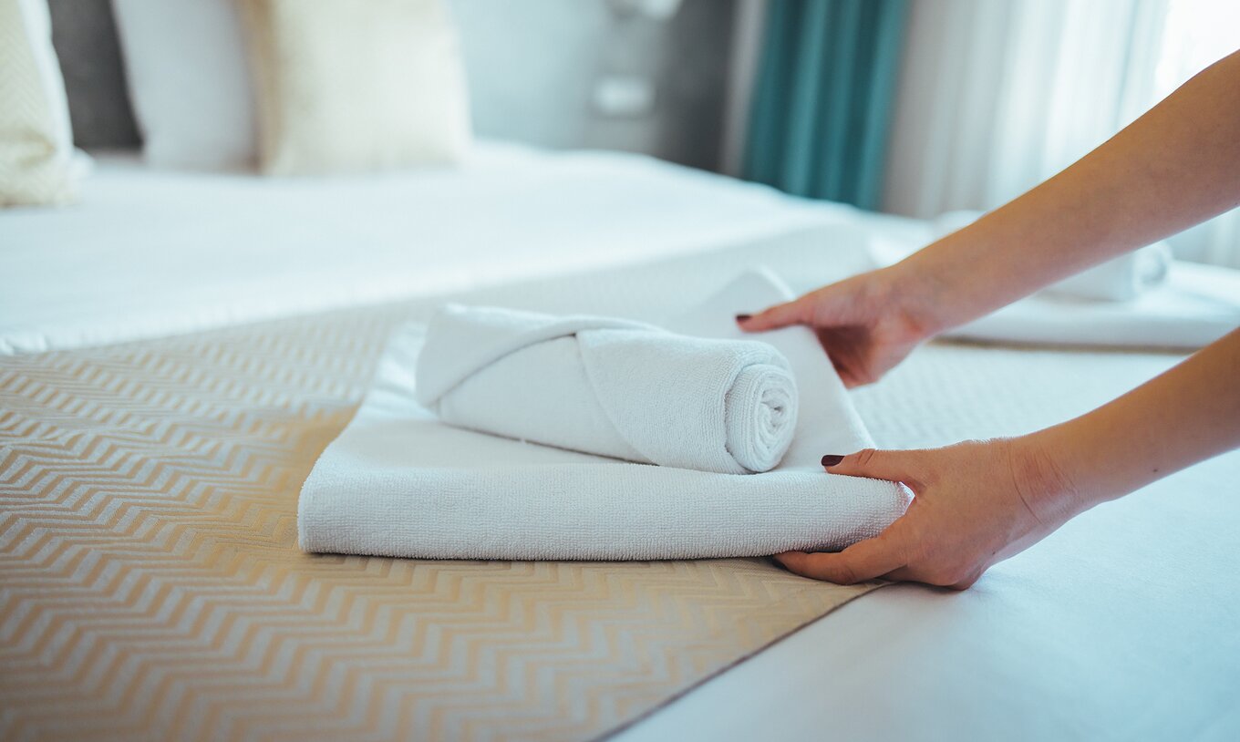 L'appartement T1 du Pestana Madeira Beach Club a un lit double avec serviettes de bain et de corps