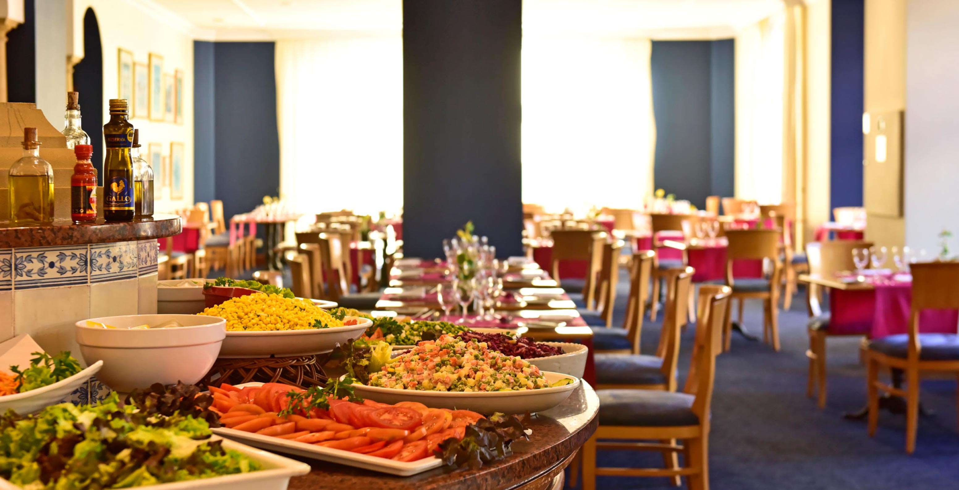 Le restaurant A Vila, de l'Hôtel de Charme à Madère a un petit-déjeuner avec un buffet de fruits et des tables