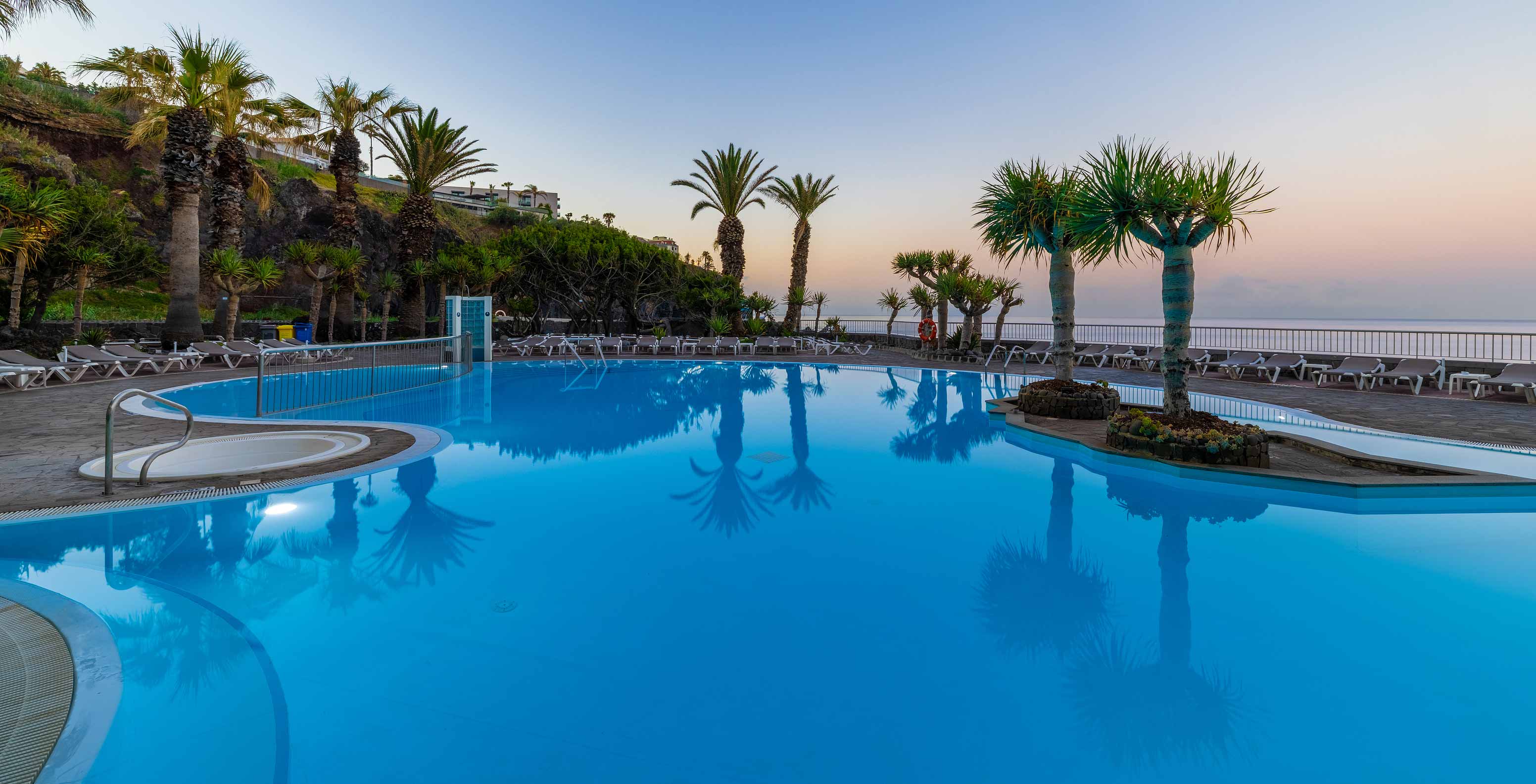 Pestana Ocean Bay All Inclusive, un Hôtel Tout Inclus en bord de mer, avec piscine et plusieurs palmiers