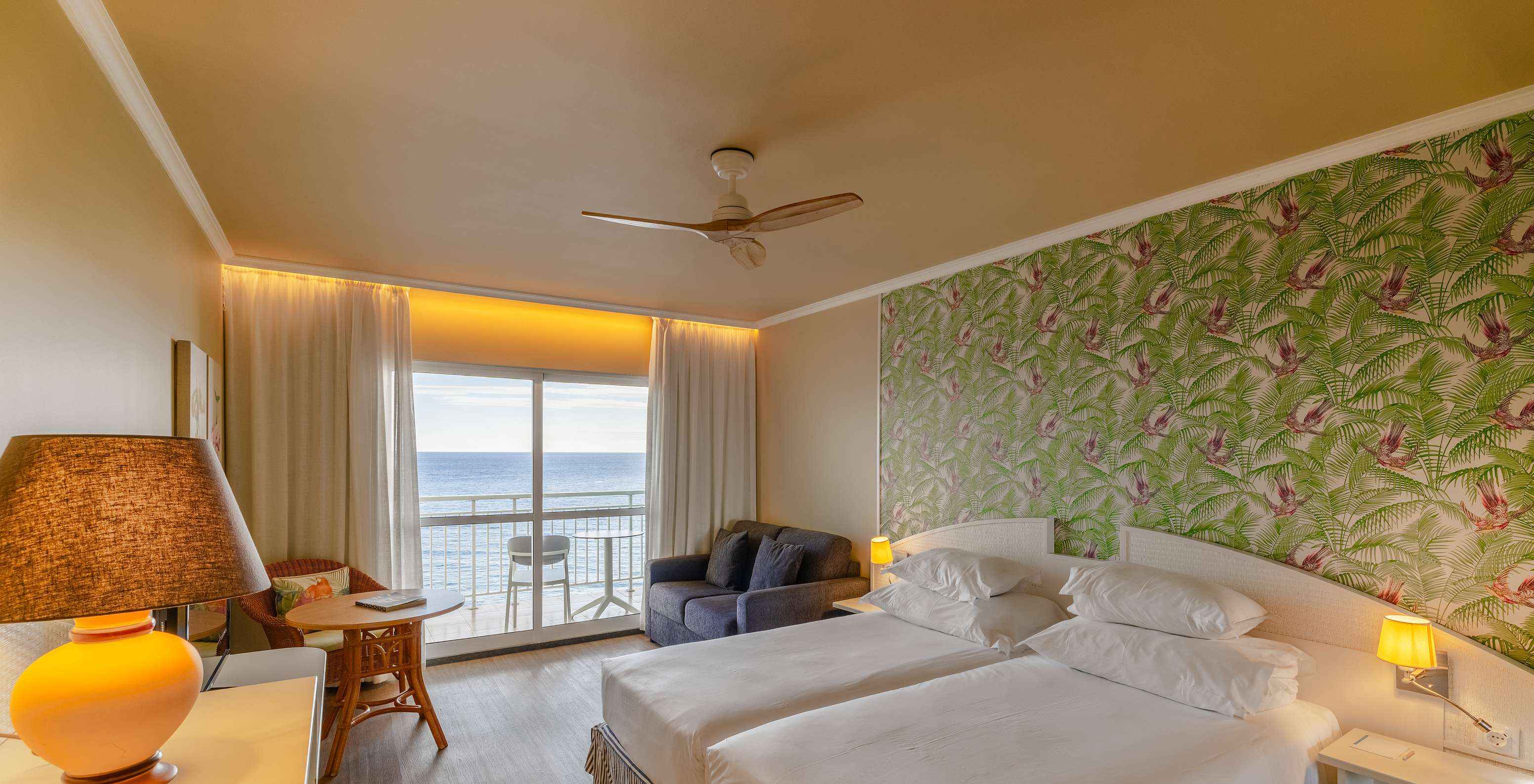 Le Premium Sea View du Pestana Ocean Bay All Inclusive dispose d'un lit double et d'un balcon avec vue sur la mer 