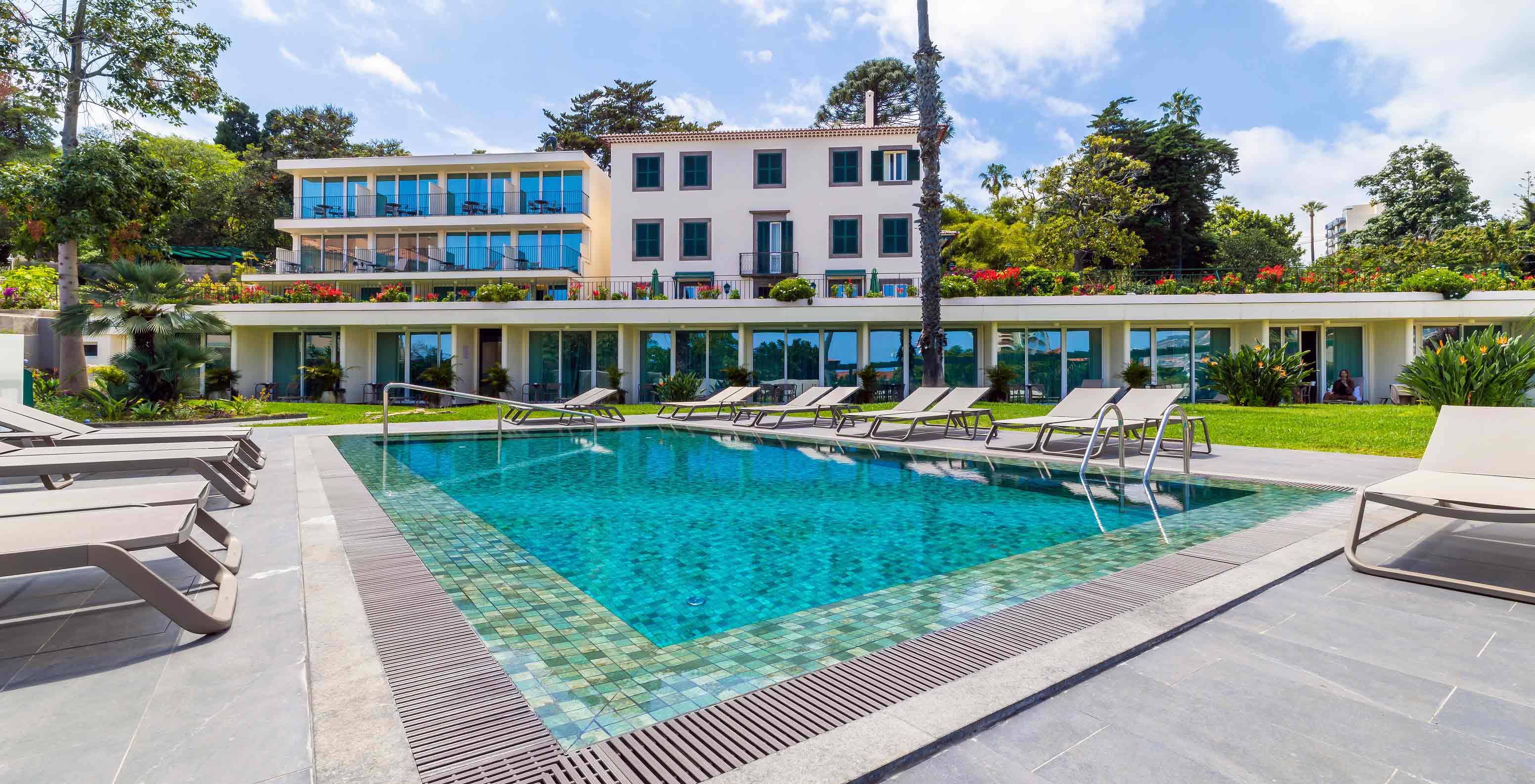 Façade de l'hôtel Pestana Quinta Perestrello avec vue sur la piscine et la zone des chaises longues