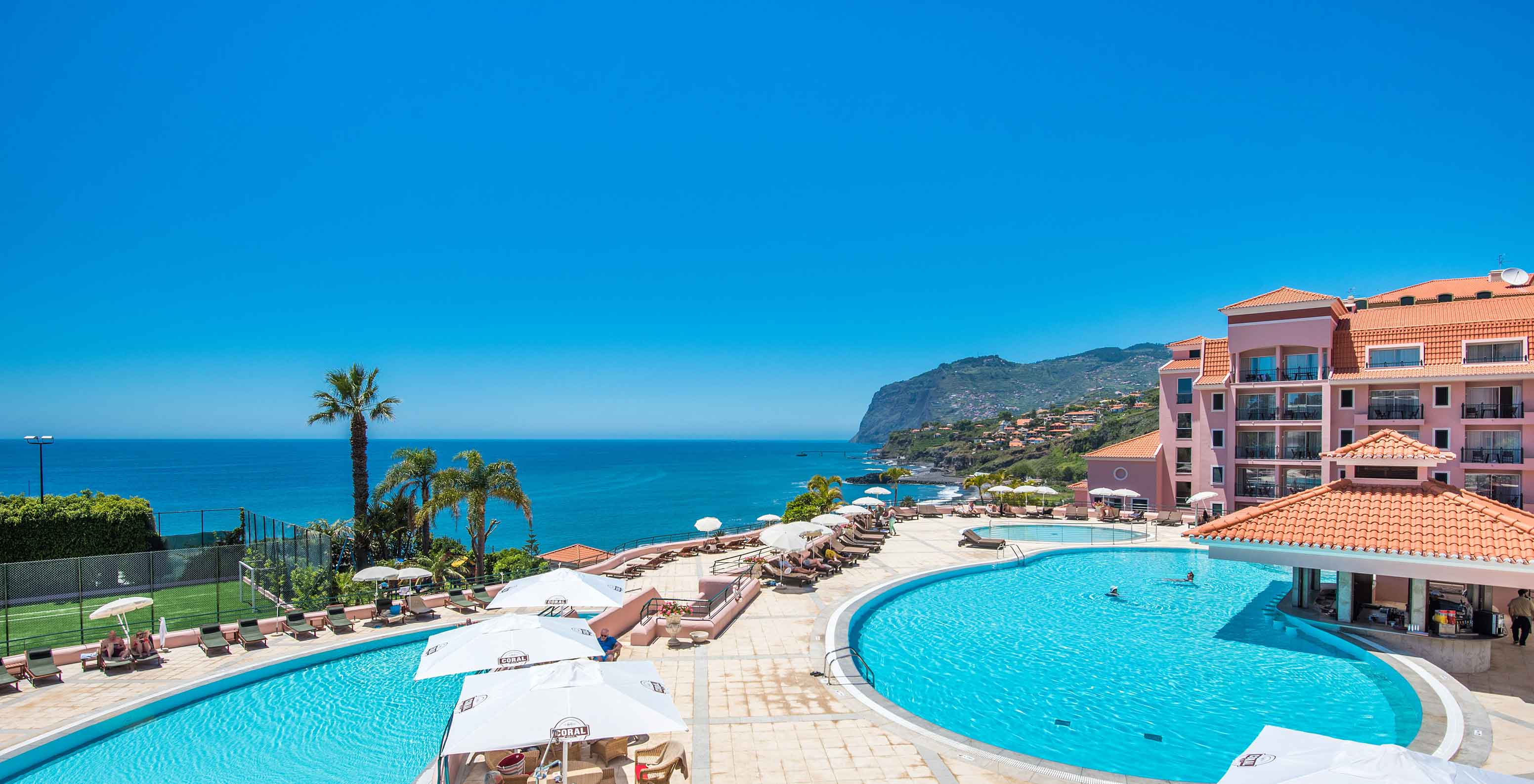 Vue des piscines extérieures du Pestana Royal All Inclusive, un hôtel en bord de mer avec tout compris