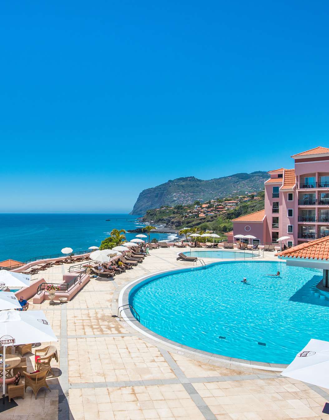 Vue extérieure de la piscine extérieure du Pestana Royal All Inclusive, avec l'océan en arrière-plan par un jour clair