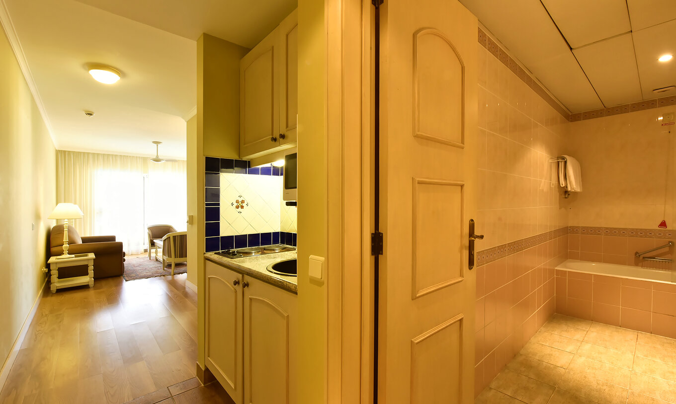 Le Studio Supérieur du Pestana Village a une cuisine avec plaques de cuisson, une salle de bain et un salon