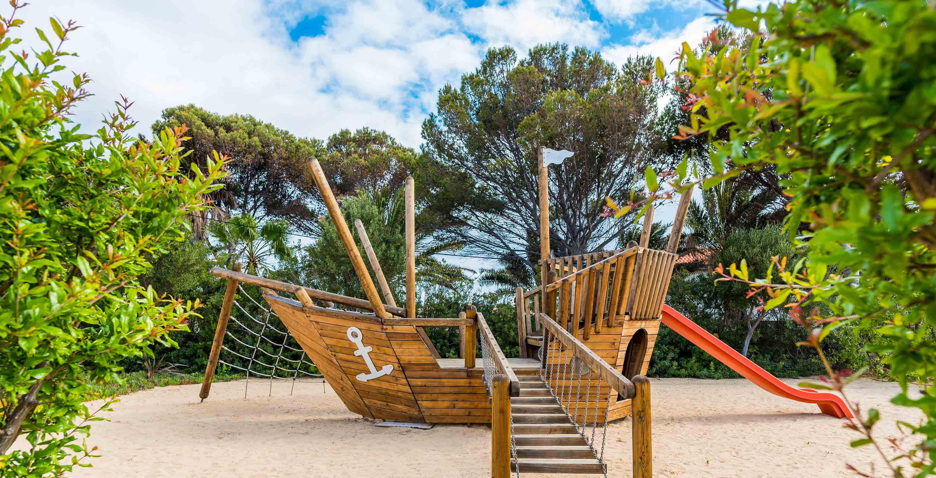 Aire de jeux avec grand bateau pirate bois, toboggan rouge & filet escalade Pestana Porto Santo