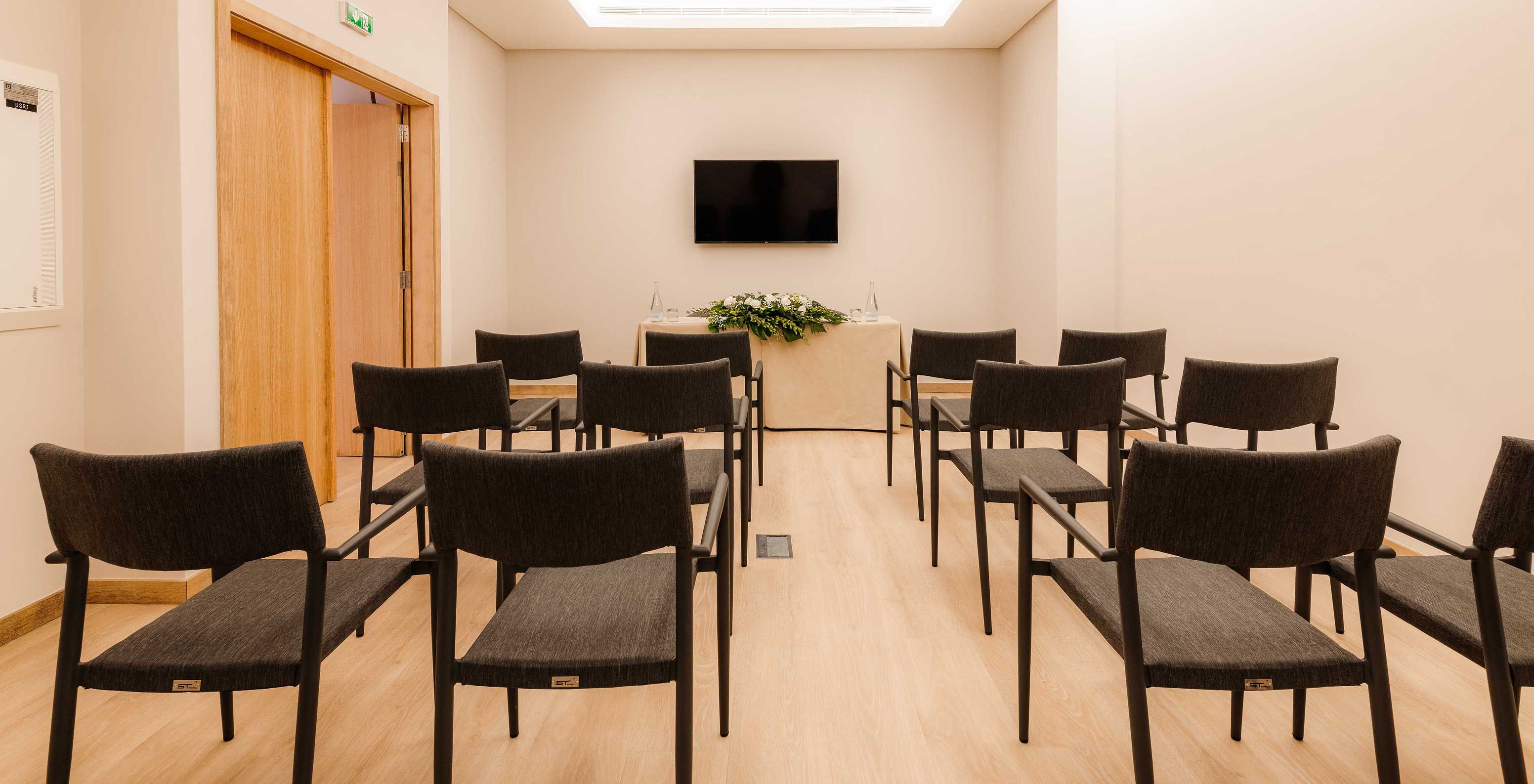 Salle Douro VII avec chaises et écran à l’hôtel Pestana Douro Riverside avec piscine face au Douro