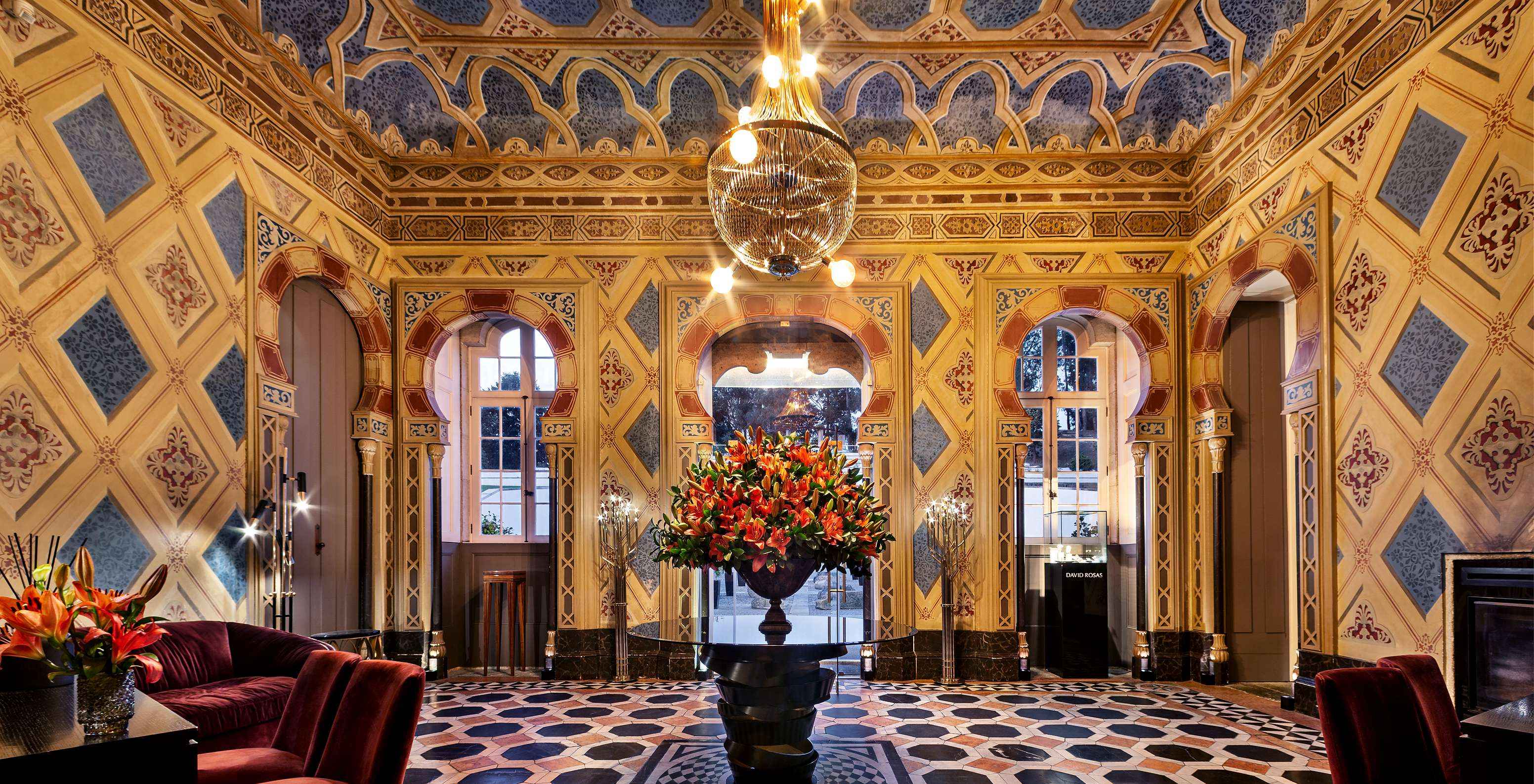 Réception accueillante et luxueusement décorée du Pestana Palácio do Freixo Hôtel au Rio Douro avec Spa et Piscine
