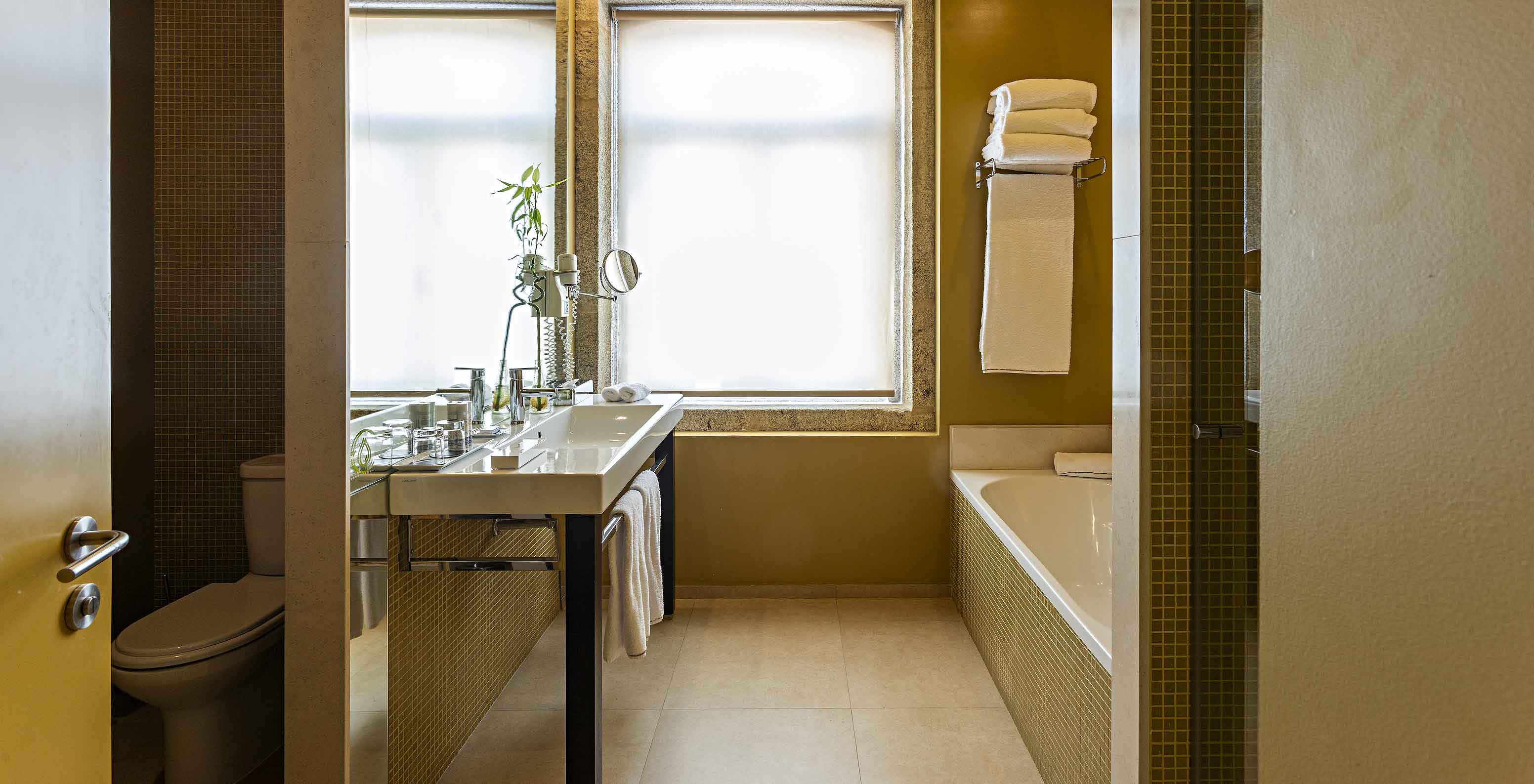 La Suite Standard comprend une salle de bain avec baignoire, lavabo et espace pour les toilettes