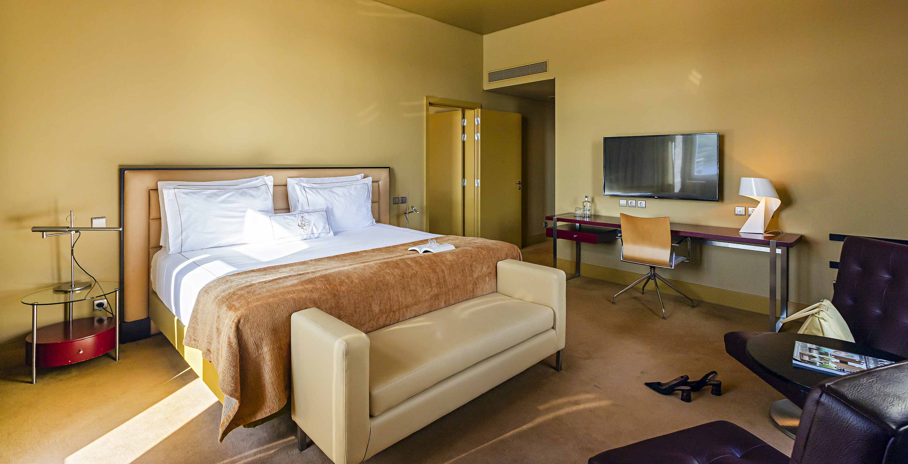 La Suite Nasoni comprend une chambre avec lit double, deux fauteuils et un bureau