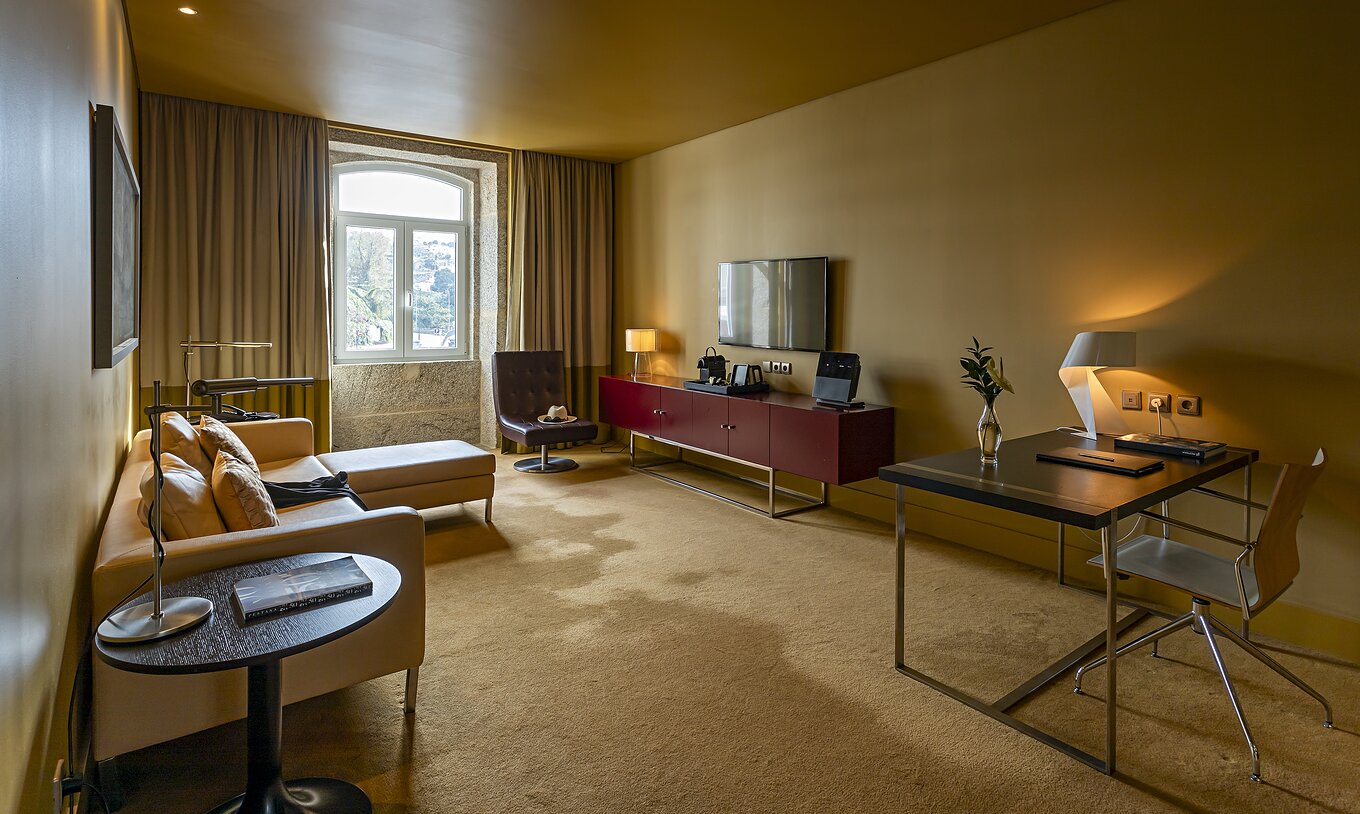 La Junior Suite comprend un salon avec canapé chaise-longue, un bureau et une télévision