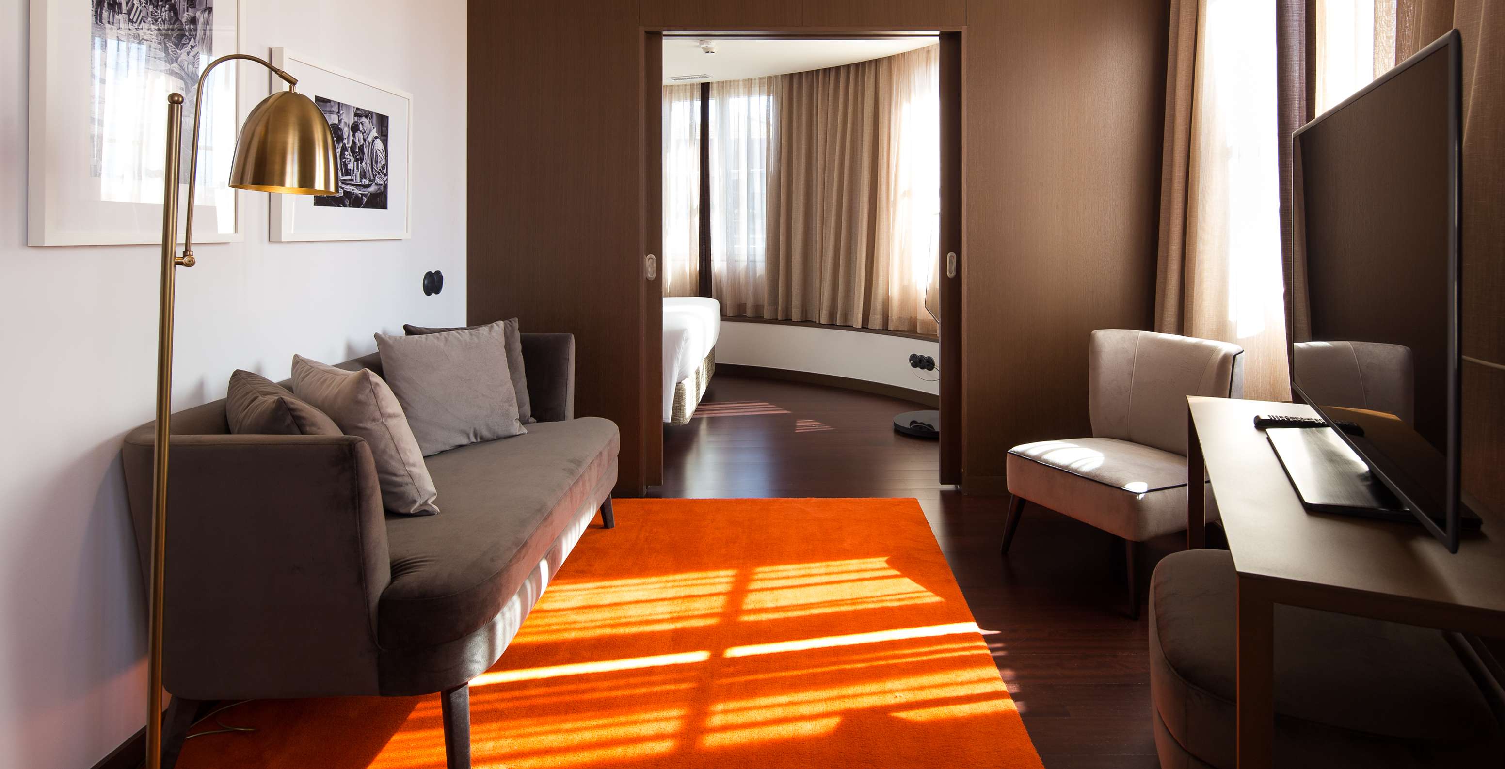 La Master Suite du Pestana Porto - A Brasileira a un petit salon lumineux avec canapé et télévision
