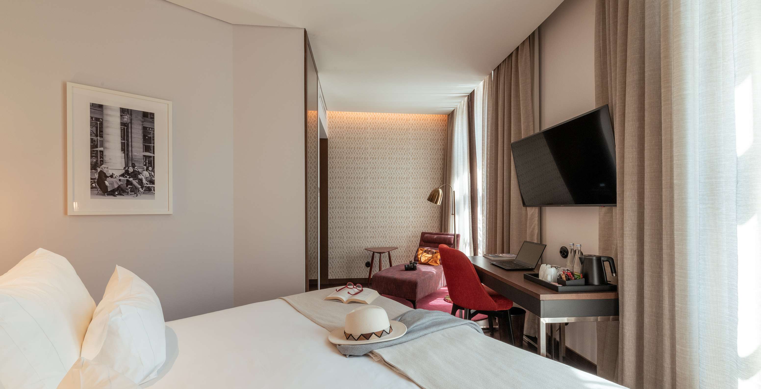 Le Deluxe du Pestana Porto - A Brasileira a un lit double, un bureau avec télévision et un canapé chaise longue