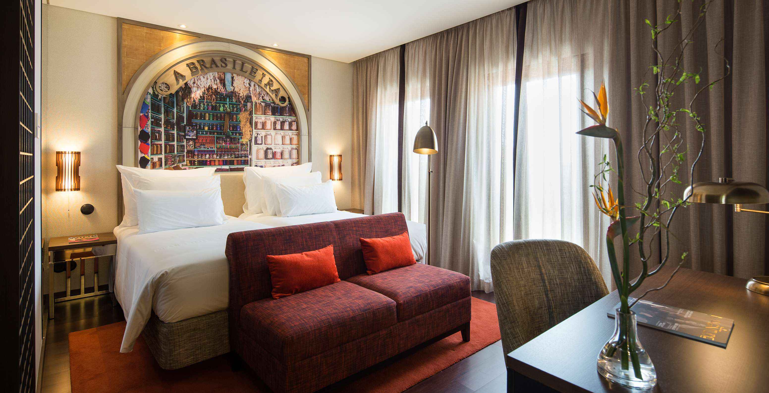 Le Deluxe Supérieur Grand View du Pestana Porto - A Brasileira a un lit double avec un canapé au fond et un bureau