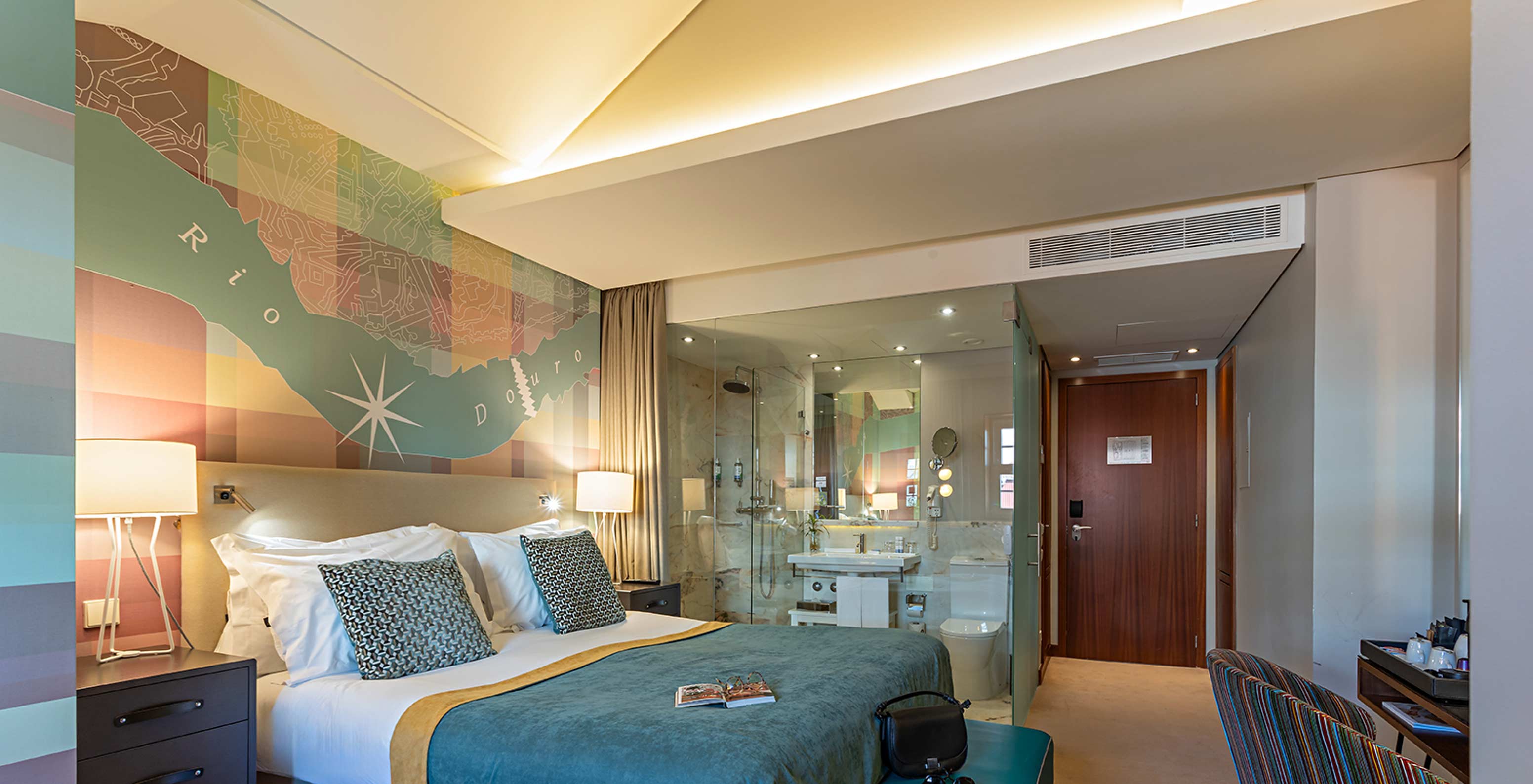 La Classic du Pestana Vintage Porto dispose d'un lit double avec une couverture bleue et un bureau avec une chaise