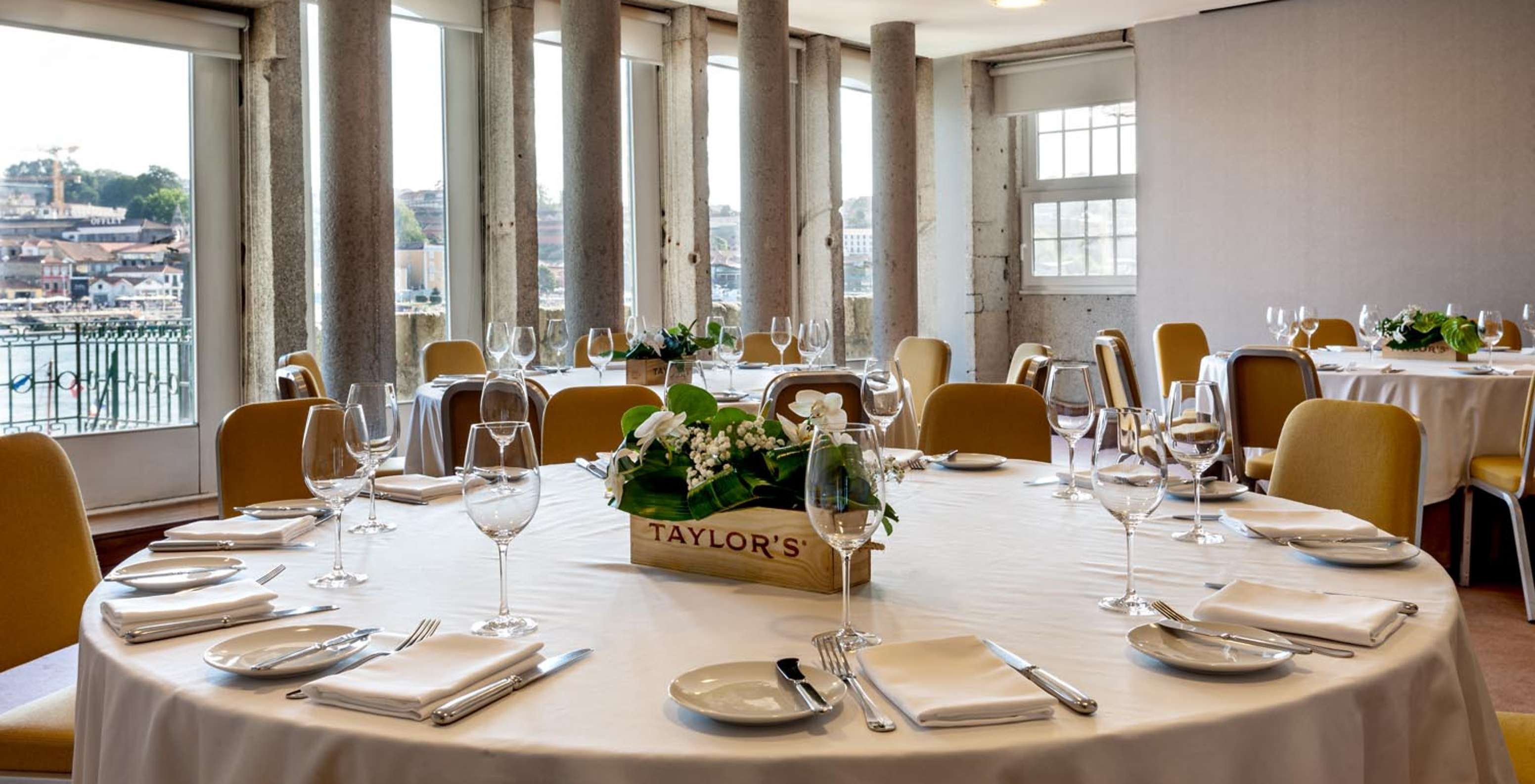 Tables rondes d'un restaurant avec vue sur le Douro, au Pestana Vintage Porto, un hôtel sur la Praça da Ribeira, à Porto