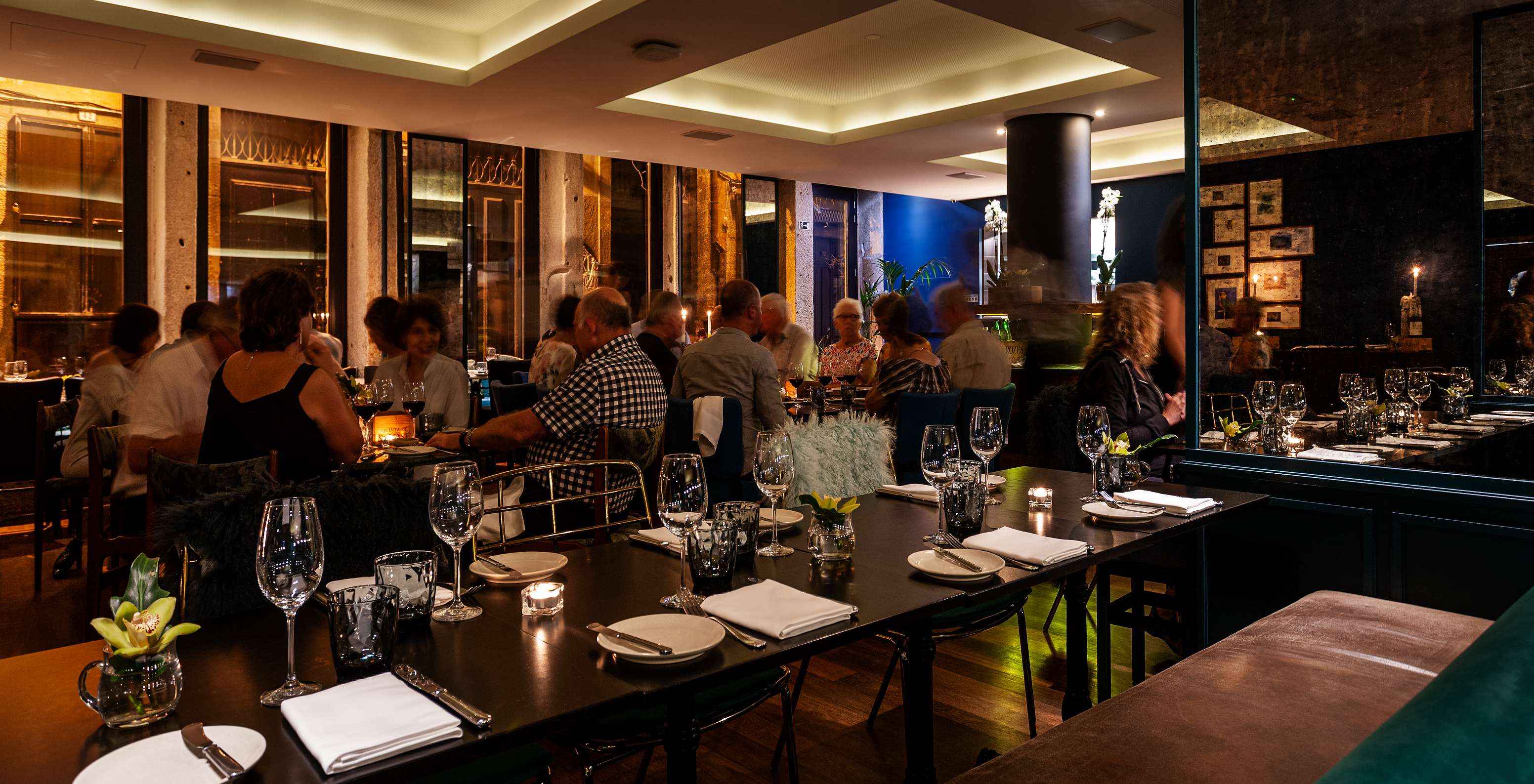 Le restaurant Rib Beef & Wine, à l'Hôtel 5 étoiles au Centre de Porto, a de grandes tables pour des repas entre amis