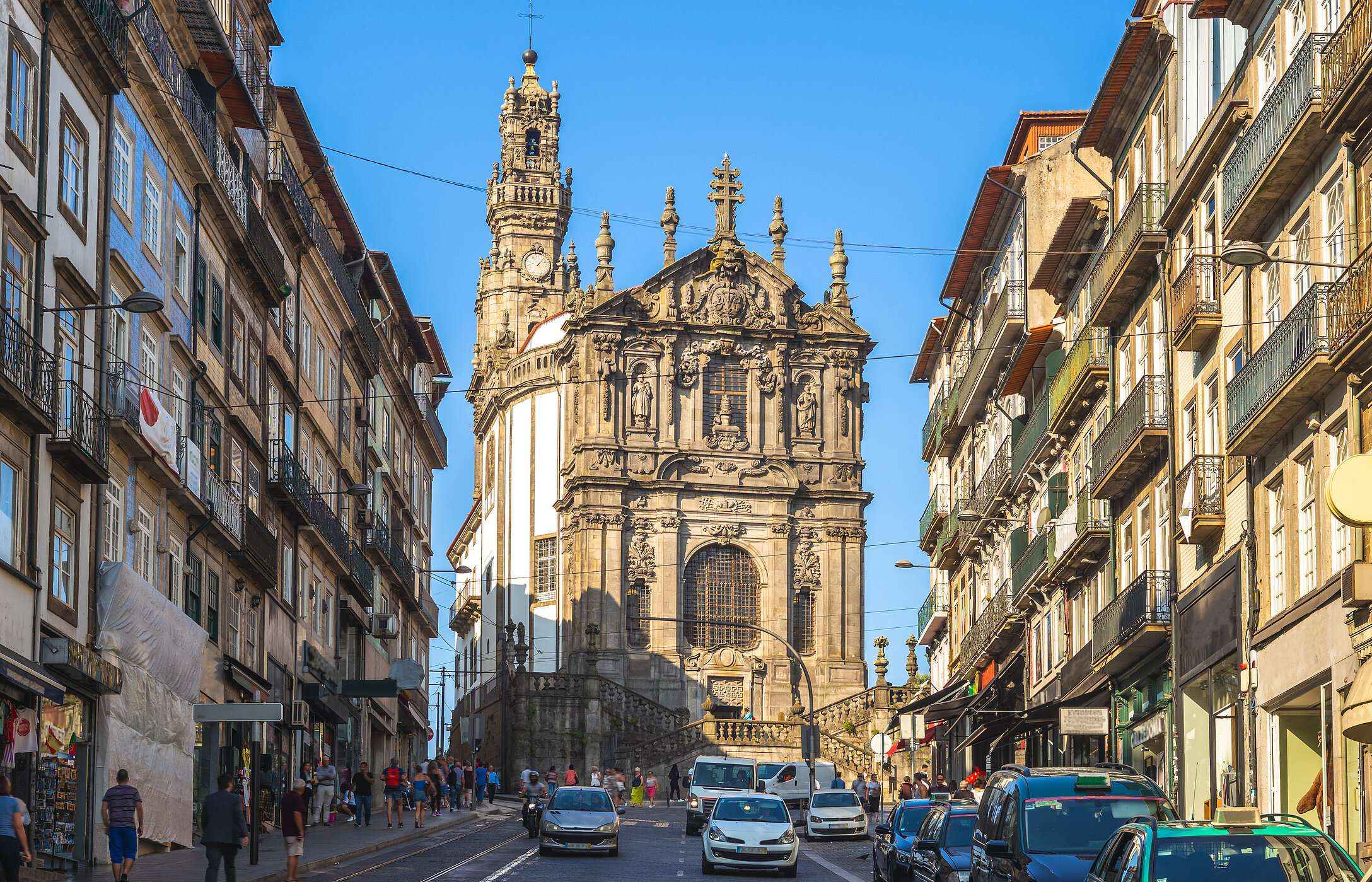 Vue de l'église des Clérigos, une église impressionnante à Porto, mettant en valeur sa célèbre haute tour et sa façade élaborée