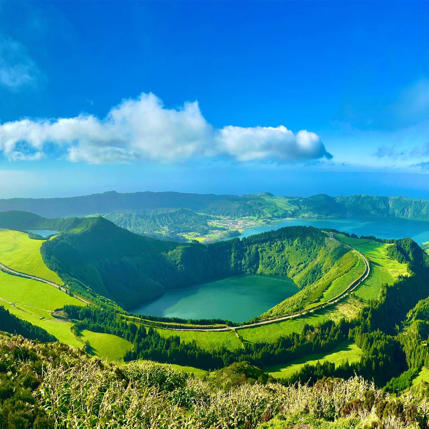 Séjournez dans un hôtel Pestana et explorez la beauté naturelle de la lagune des Sete Cidades à São Miguel, Açores.