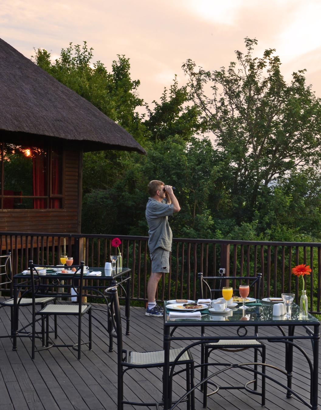 Pestana Kruger Lodge, hôtel 4 étoiles au parc Kruger, avec des tables sur le balcon pour des repas et observer les animaux