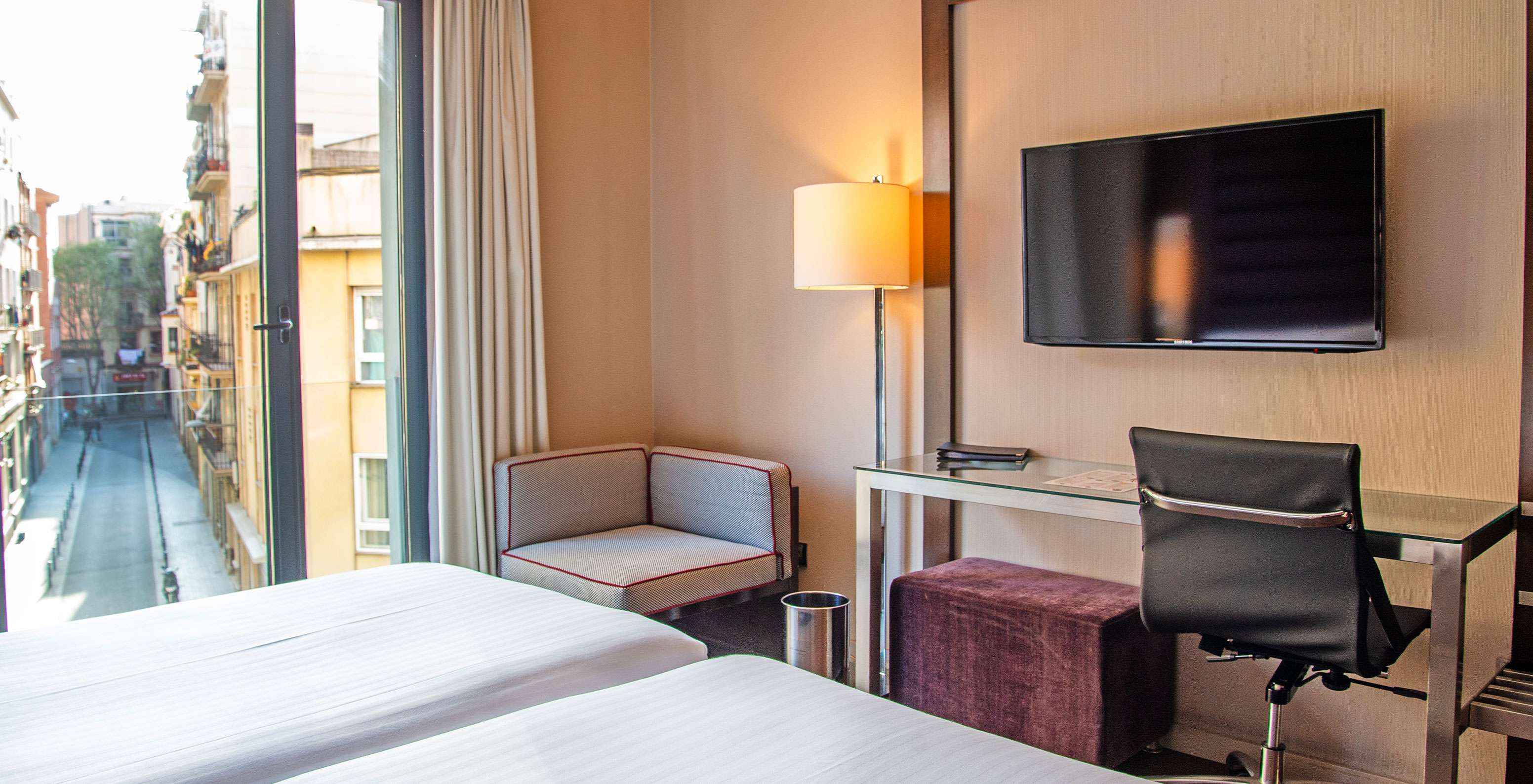 La chambre Standard Twin du Pestana Arena Barcelona a bureau, télévision, et une fenêtre avec vue sur le centre-ville