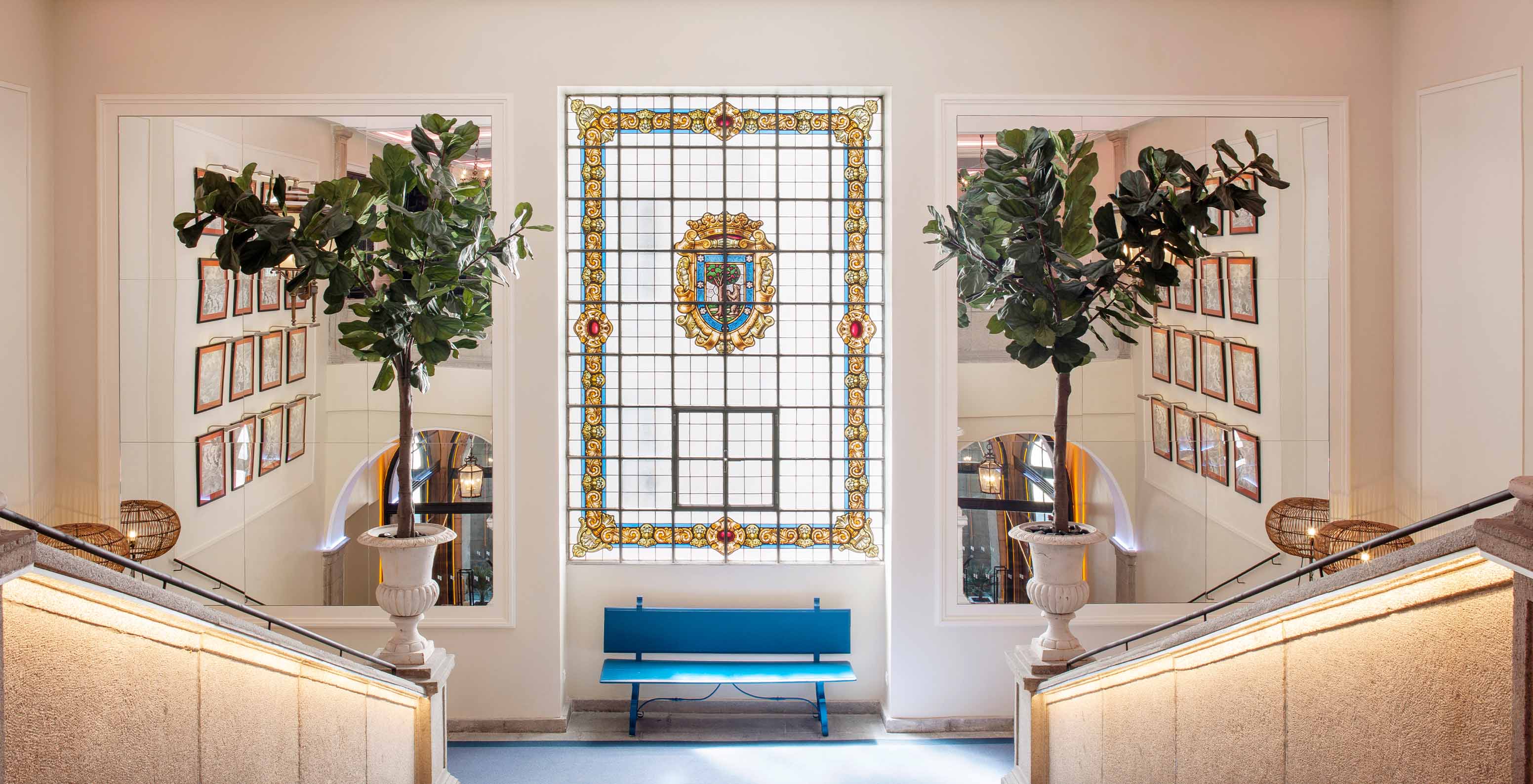 Escalier intérieur de l'hôtel avec piscine à Madrid et vitrail coloré en arrière-plan