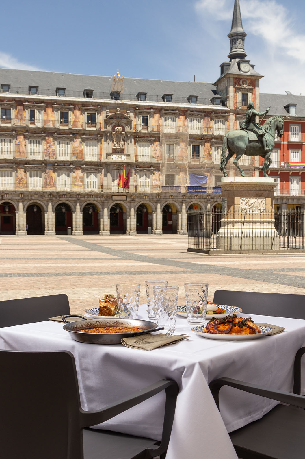 Vue de la terrasse du restaurant du Pestana Collection Plaza Mayor, un jour ensoleillé, avec vue sur la statue de Philippe III
