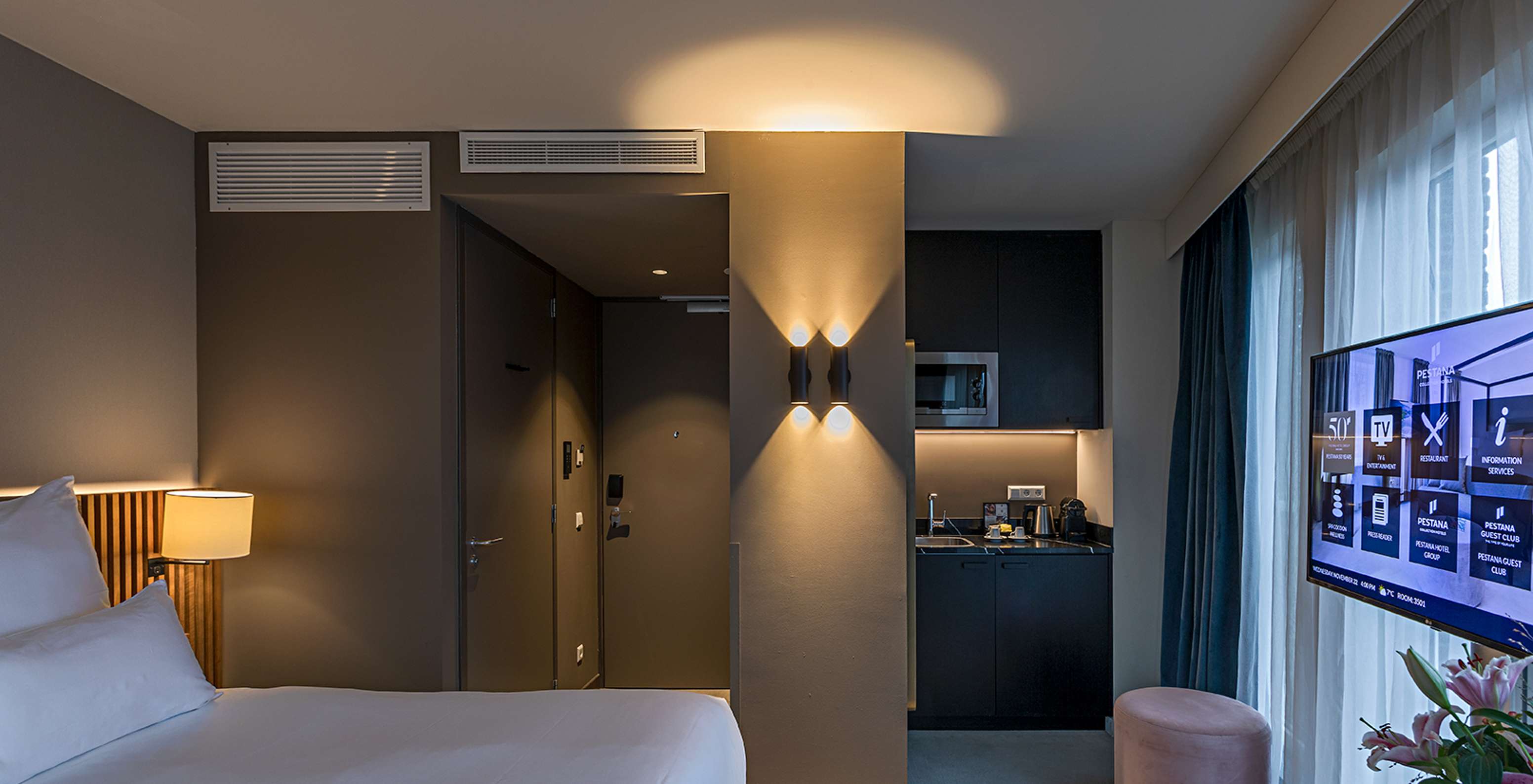 La chambre Studio Classique du Pestana Amsterdam Riverside a un lit double et une kitchenette avec micro-ondes