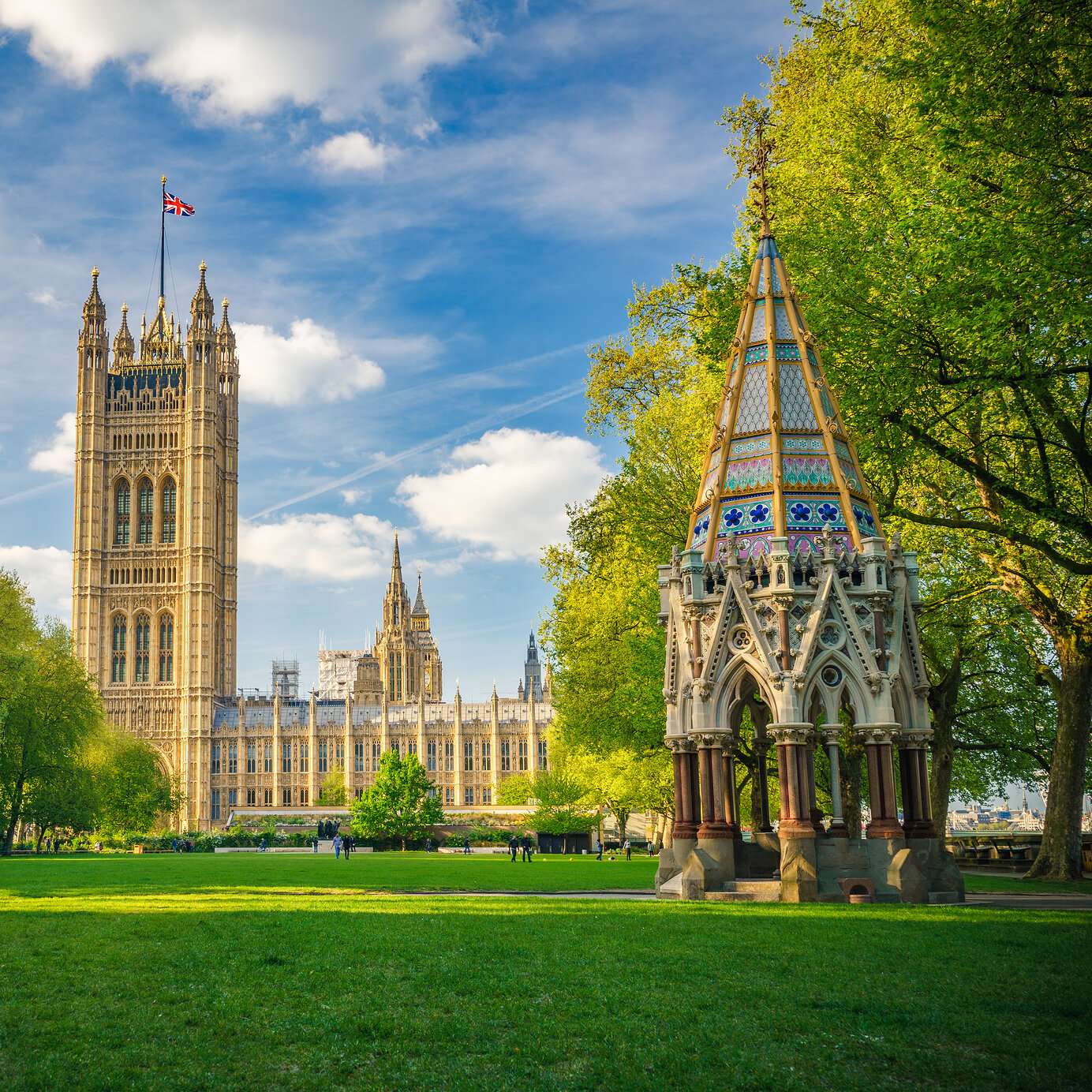 Séjournez dans un hôtel Pestana et détendez-vous dans les jardins verdoyants de la Victoria Tower à Londres, Royaume-Uni.