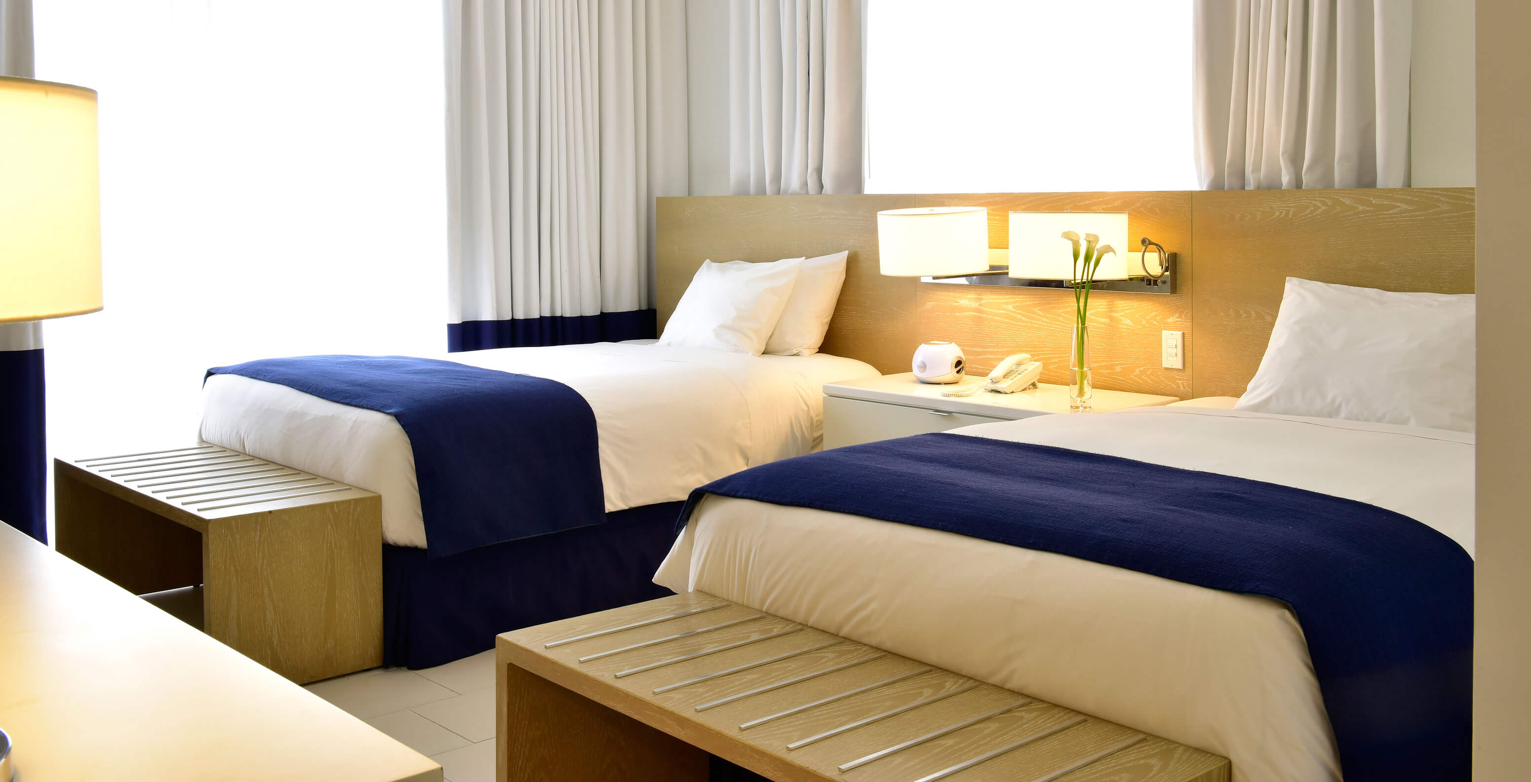 La Supérieure Double avec balcon du Pestana Miami est une chambre à deux lits au style épuré.