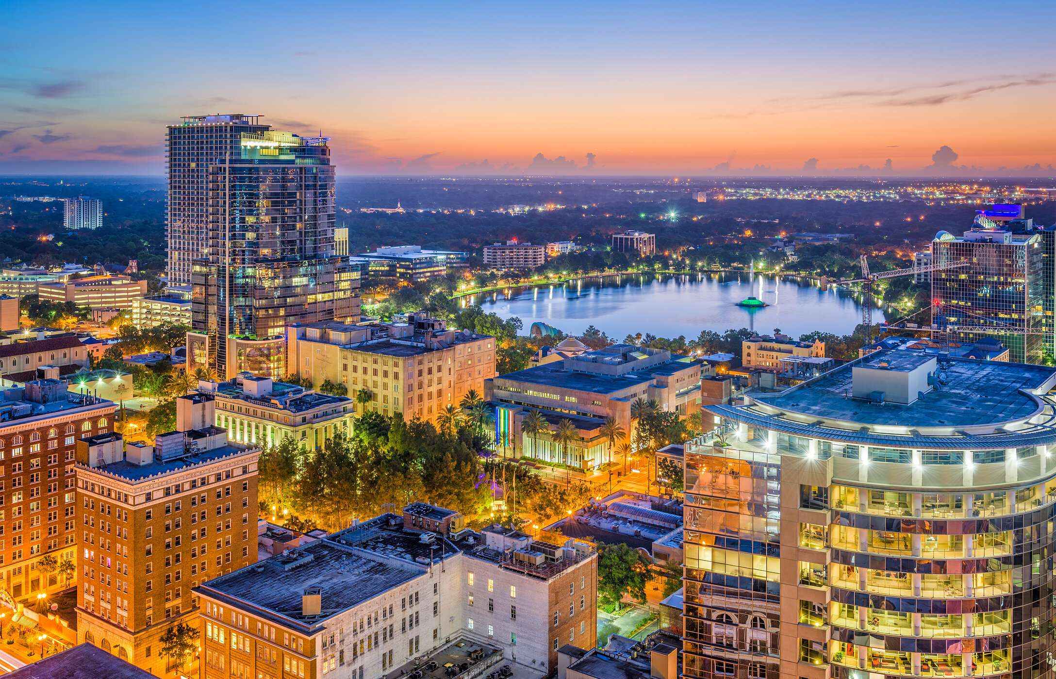 Vue panoramique de la ville d'Orlando mettant en valeur des bâtiments colorés et des paysages urbains vibrants