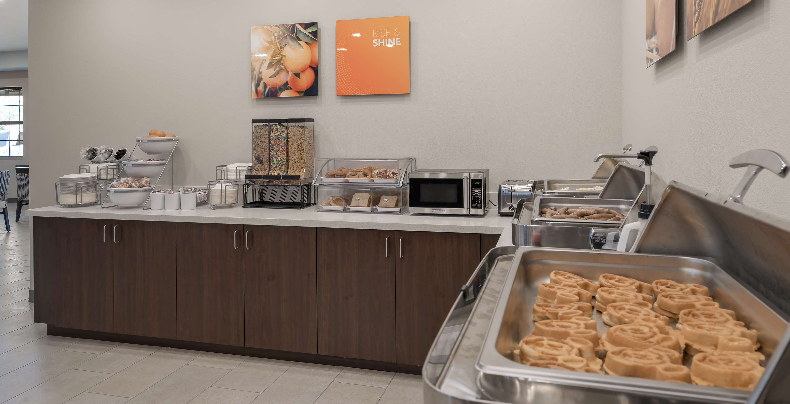 Le Pestana Orlando hôtel près de Disney dispose d'un espace petit-déjeuner avec pain céréales gaufres et gâteaux