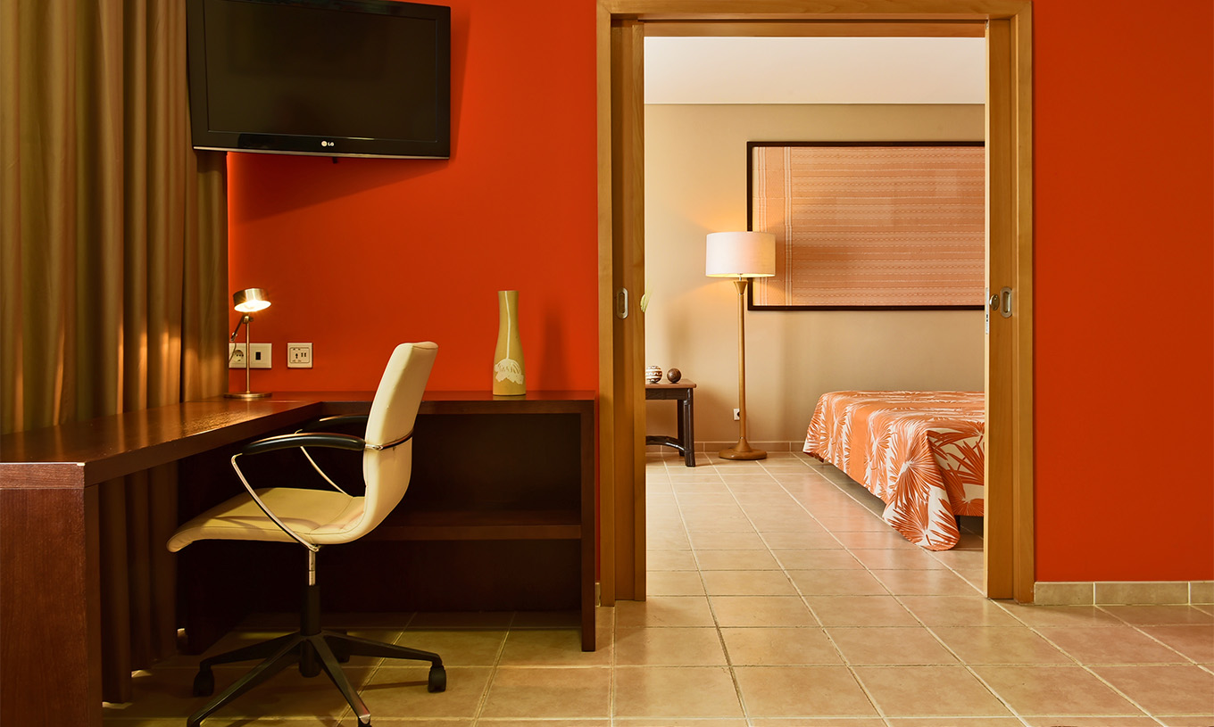 De Suite Premium van Pestana Tropico heeft een televisie en bureau met stoel