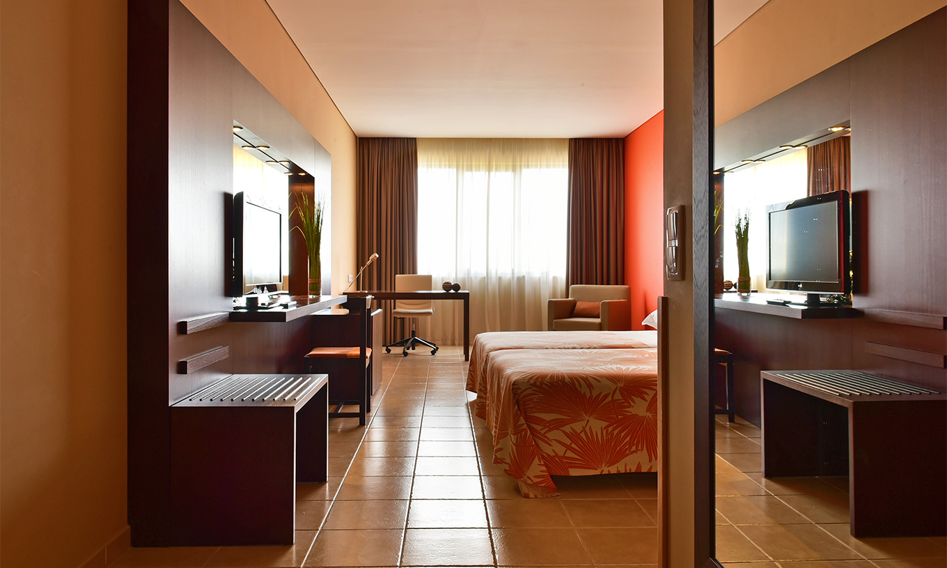 De Suite van Pestana Tropico heeft twee eenpersoonsbedden, bureau, televisie en een fauteuil