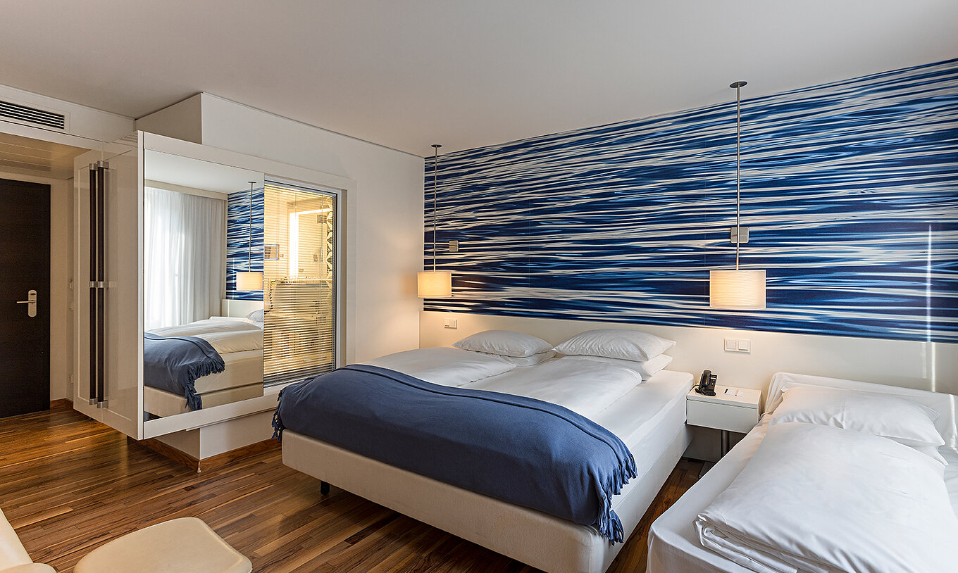 Family Deluxe is een ruime kamer met blauwe accenten