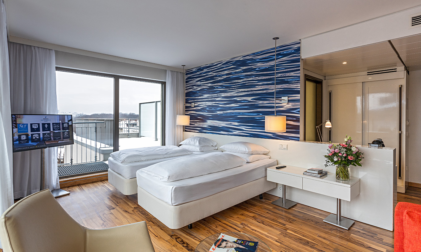 De Premium Kamer met Panoramisch Balkon van Pestana Berlin Tiergarten heeft twee eenpersoonsbedden, televisie en balkon